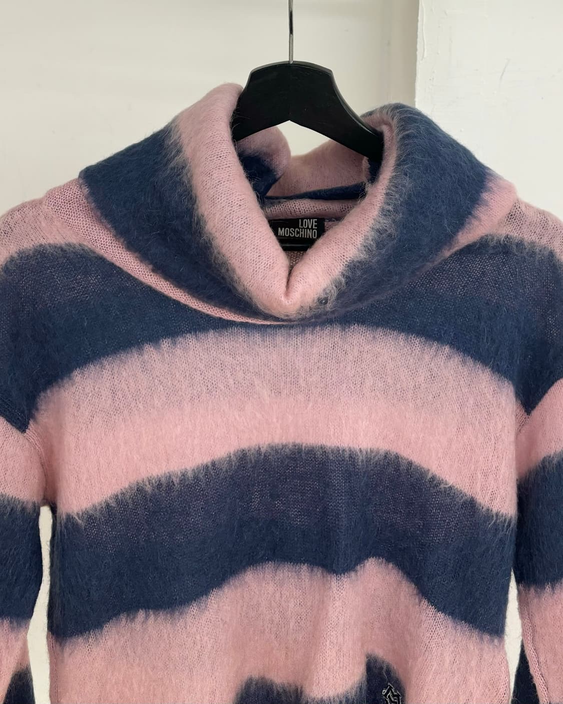 러브 모스키노 네이비 블루 스트라이프 터틀넥 니트  상품이미지2