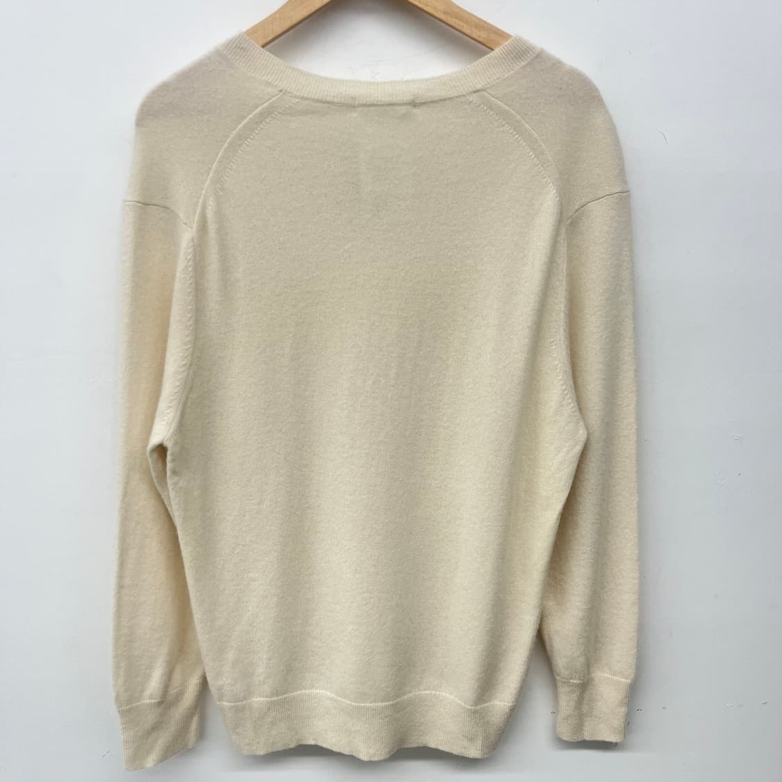 유니클로 아이보리 브이넥 니트 스웨터 여/XXL 상품이미지4