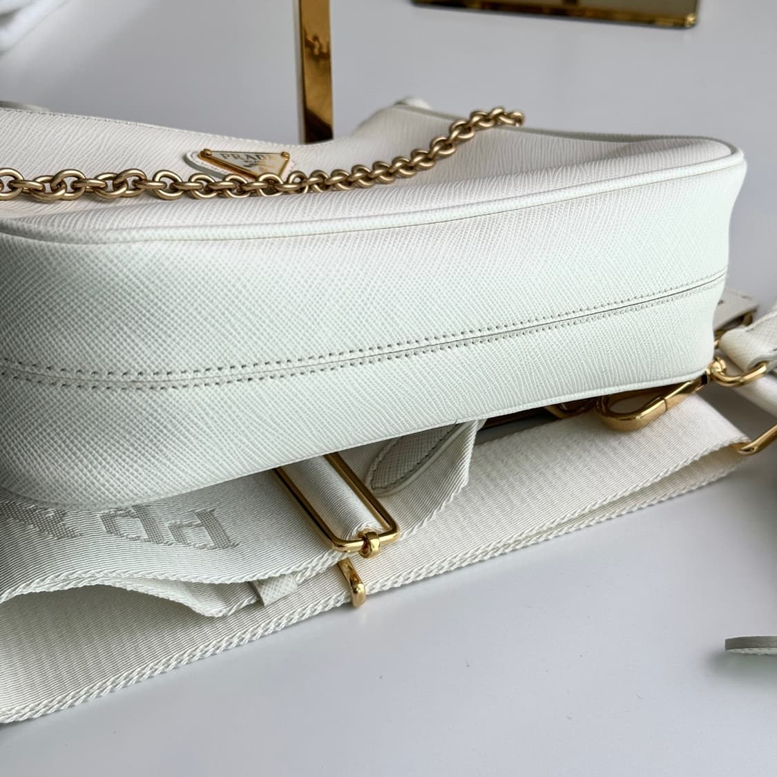 [새상품급] 프라다 리에디션 사피아노 테수토 호보백 레더 화이트  상품이미지8