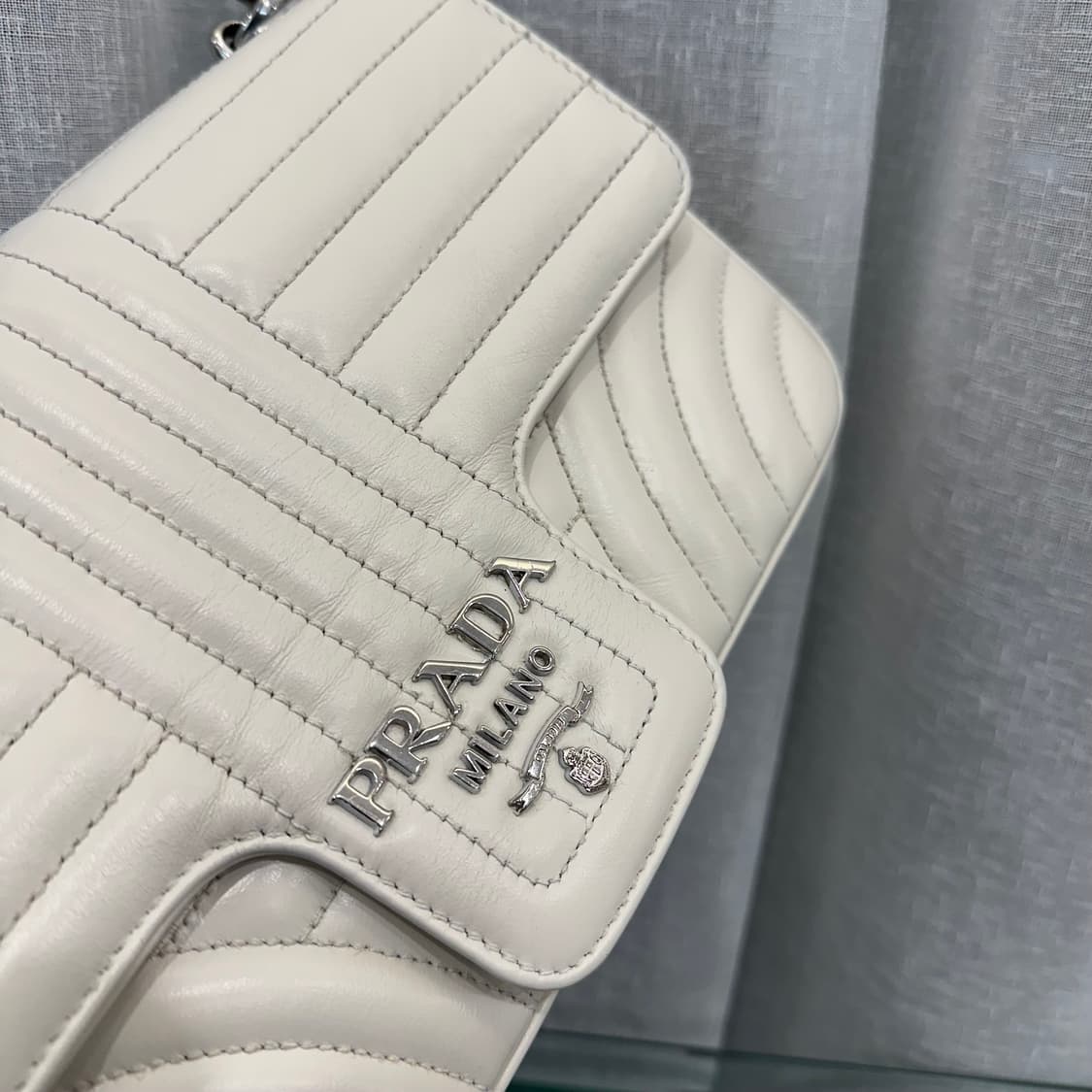 프라다 다이어그램 화이트 체인 숄더백 상품이미지5