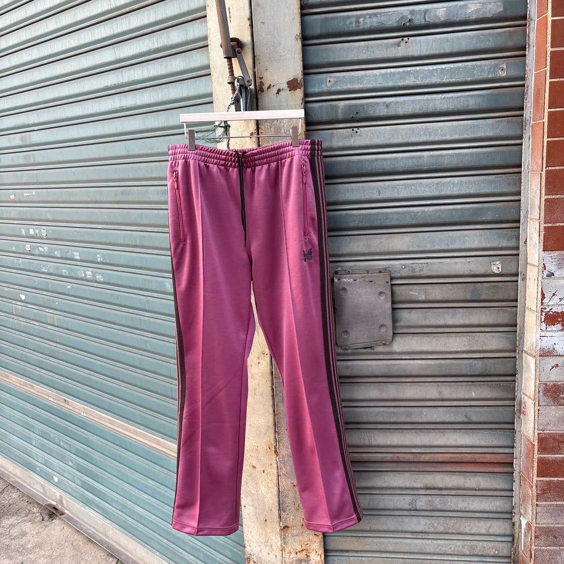 니들스 스트레이트 트랙 팬츠 폴리 스무스 스모크 핑크 상품이미지1