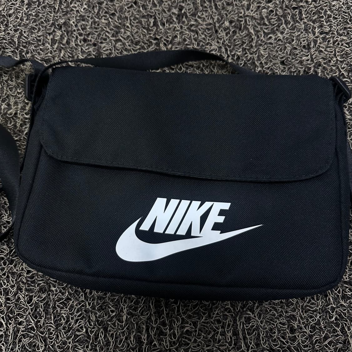 NIKE 나이키 미니 메신저백 크로스백 가방 블랙 상품이미지2