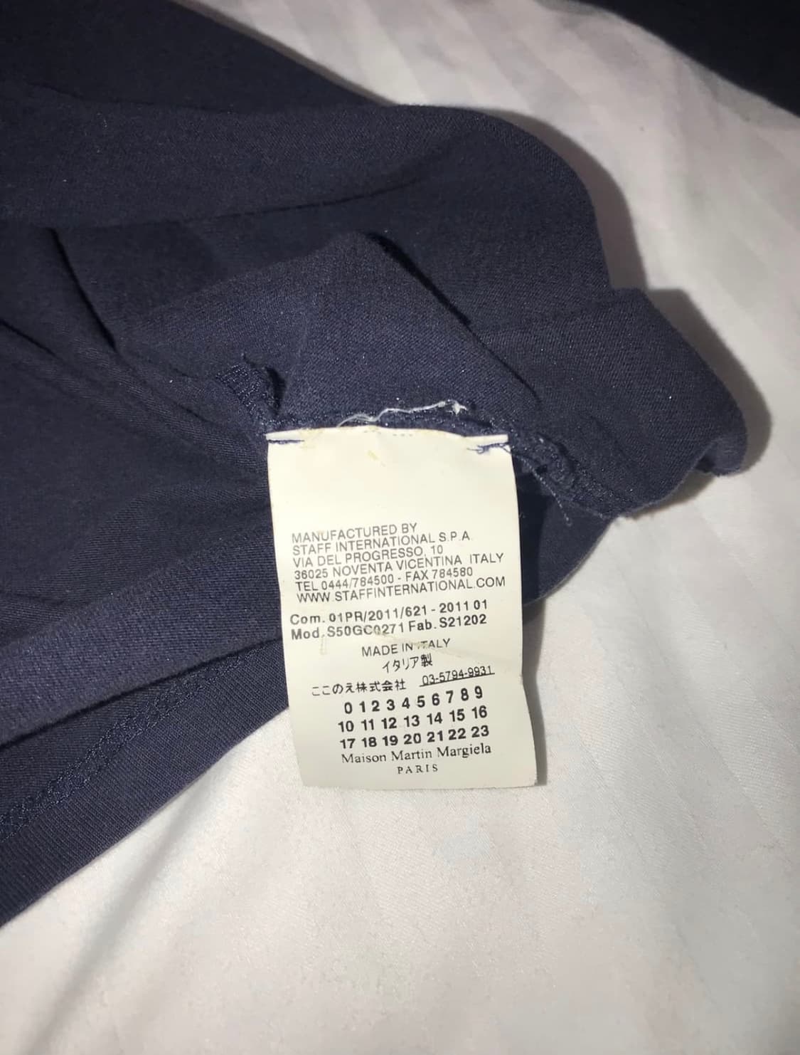 메종 마르지엘라 V넥 티셔츠 네이비 상품이미지4