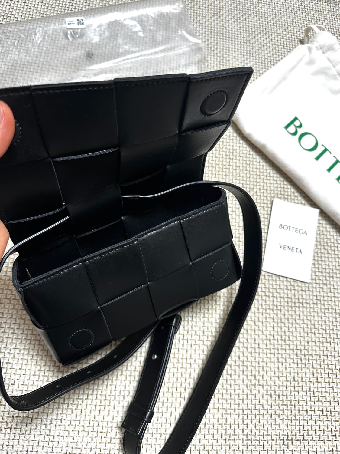 [OS/미사용새상품] 보테가베네타 미니 램스킨 카세트백 블랙 상품이미지2