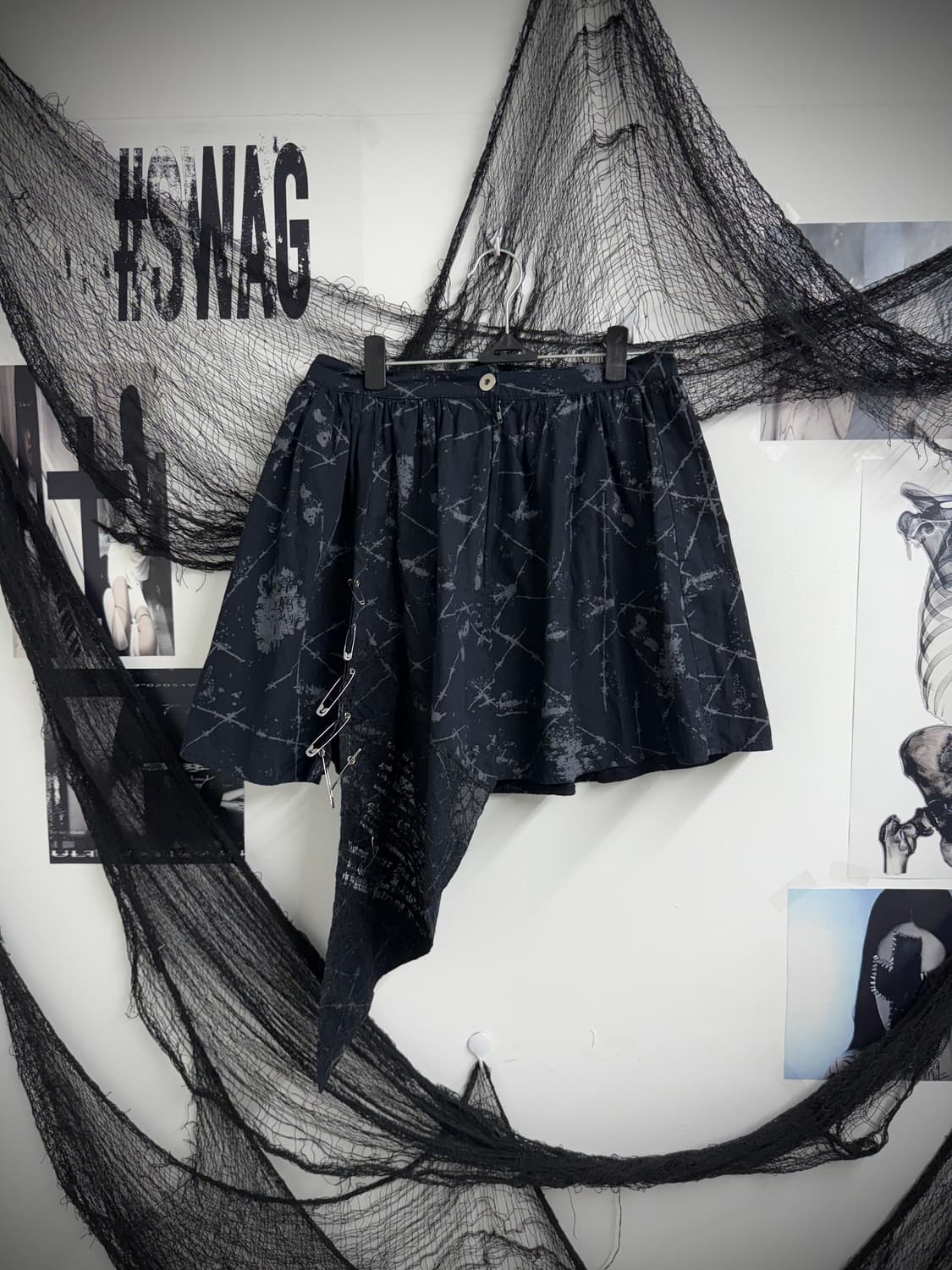 Body line pin detailed flare skirt 상품이미지1