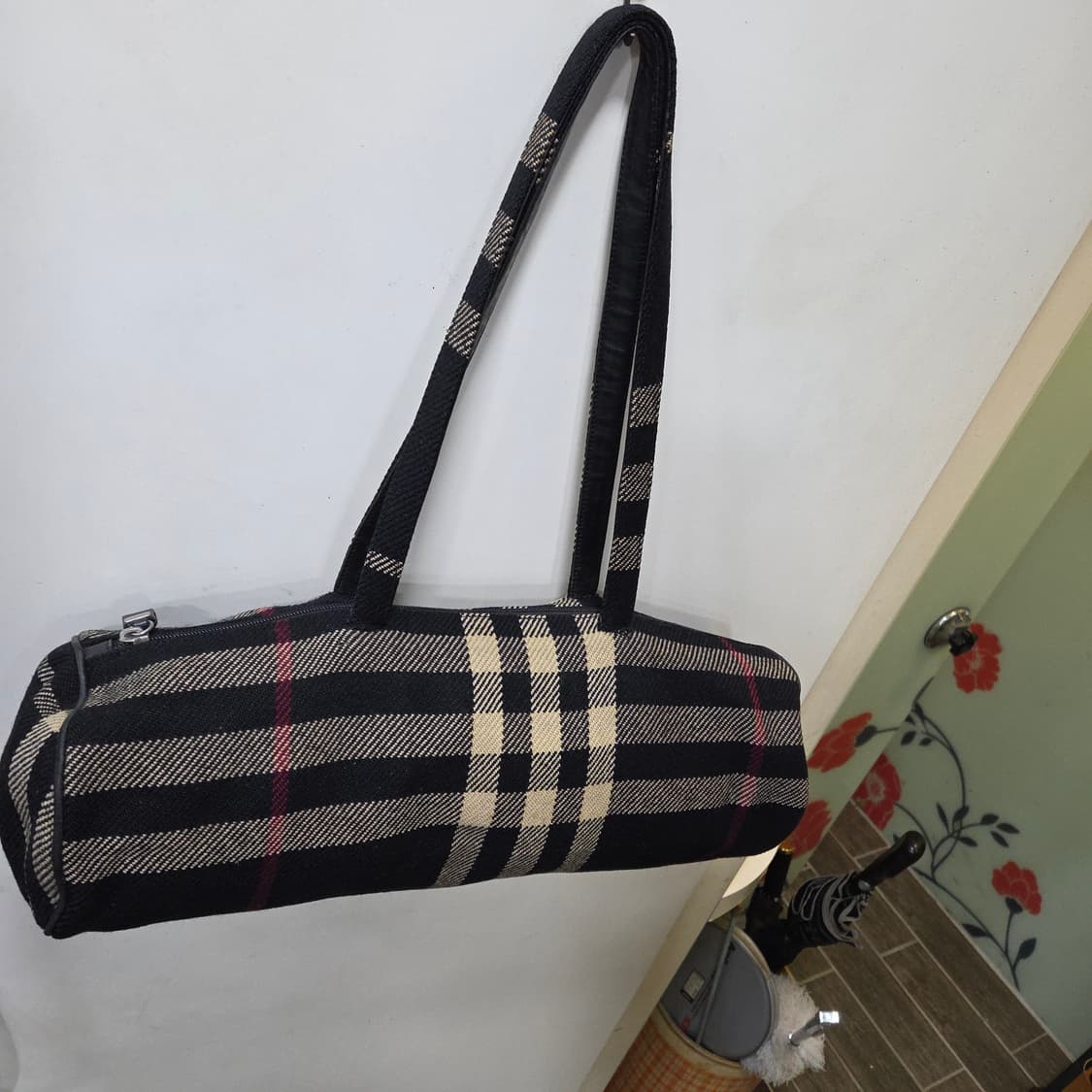 버버리 울 체크 원통 숄더백 상품이미지1