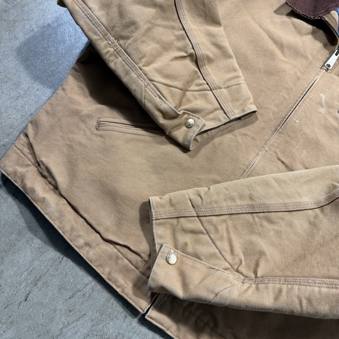 칼하트 J01 디트로이트 자켓 브라운 상품이미지3