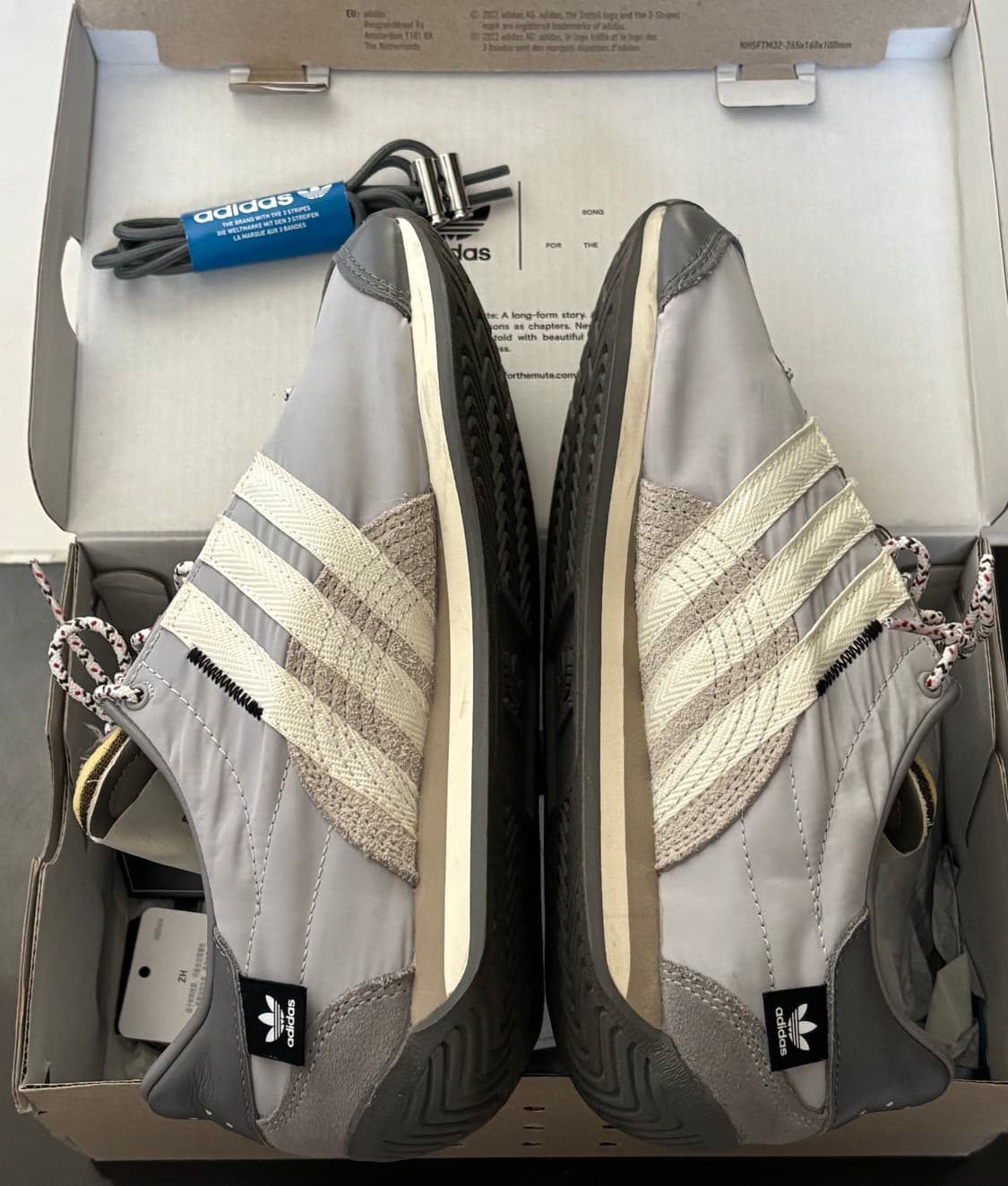 아디다스 x 송 포 더 뮤트 컨트리 OG 그레이 투 코어 블랙 상품이미지2