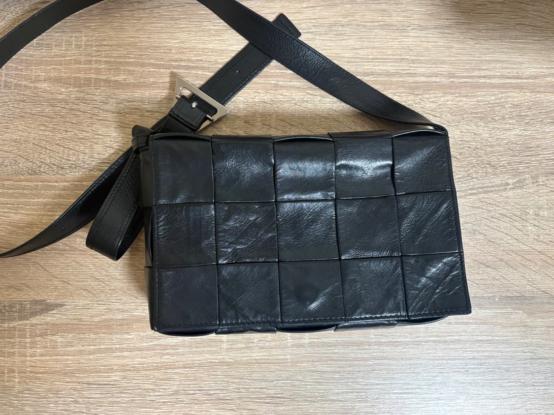 보테가베네타 카세트백 삼각 버클 상품이미지1