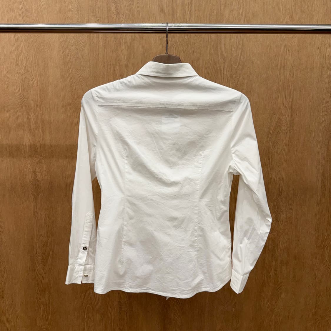 버버리 런던 코튼 셔츠 골드 로고 버튼 디테일 슬림핏 화이트 상품이미지3