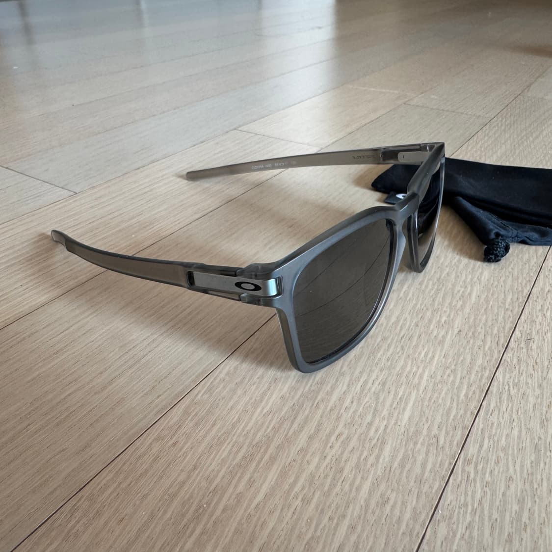 오클리 래치 선글라스 그레이 상품이미지2