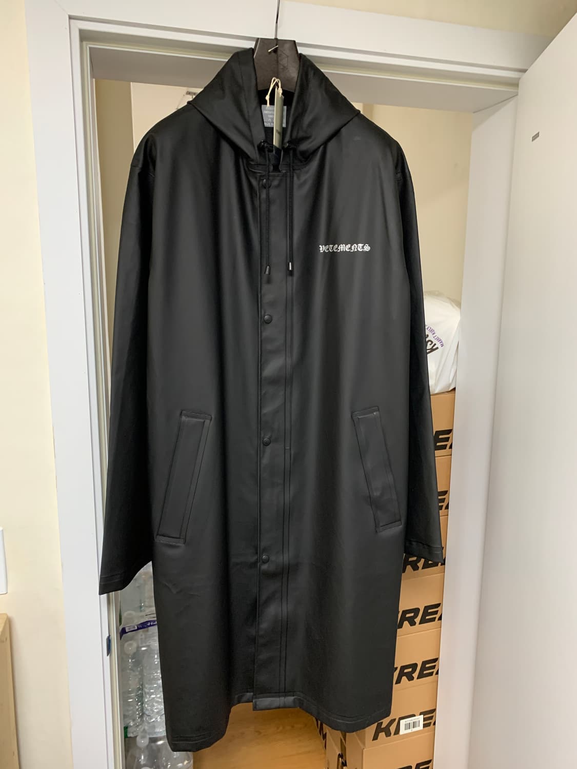 신품 21FW 베트멍 고딕 로고 레인코트 상품이미지2