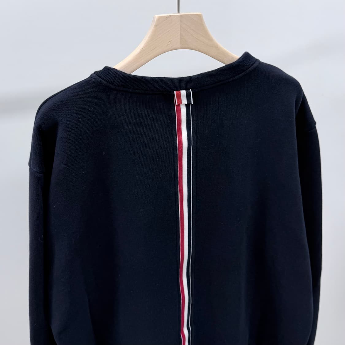 [S급/5] 톰브라운 백삼선 스트라이프 맨투맨 네이비 상품이미지2