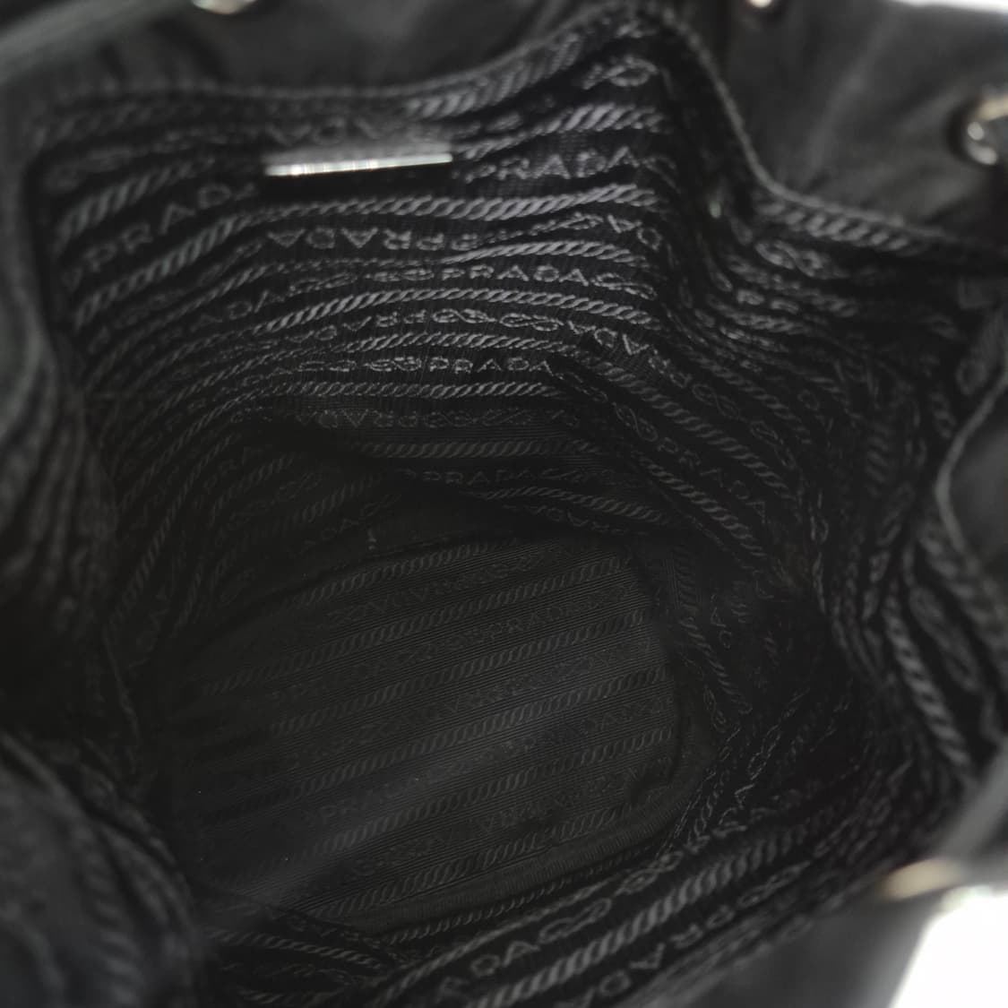 프라다 나일론 삼각로고 버킷 파우치 블랙 상품이미지9