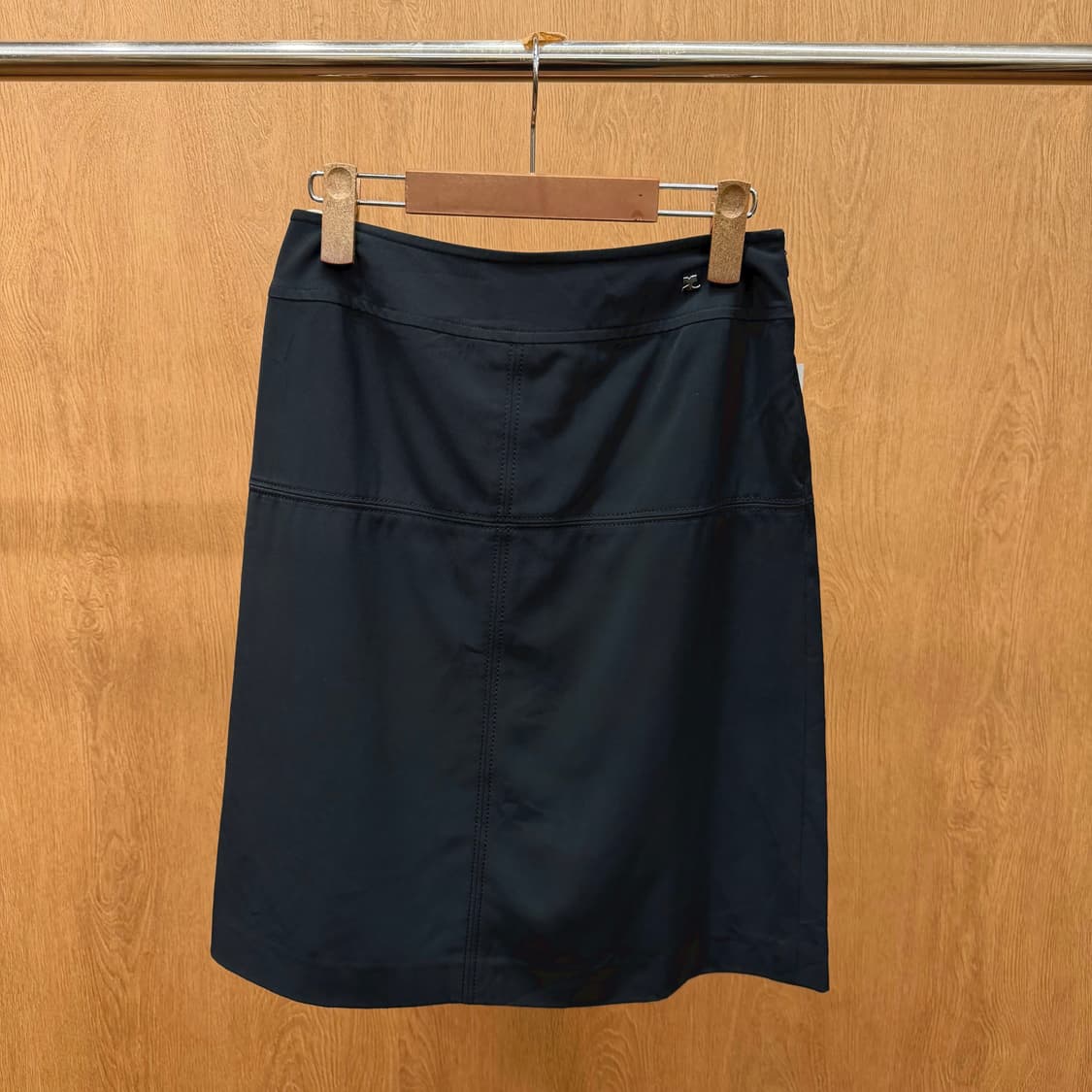 꾸레쥬 미디 스커트 로고 메탈 장식 절개 디테일 A라인 블랙 상품이미지2