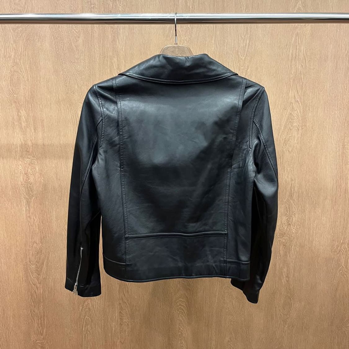 비이커 레더 자켓 지퍼 커프스 사선 클로징 포켓 디테일 레귤러핏 블랙 상품이미지3