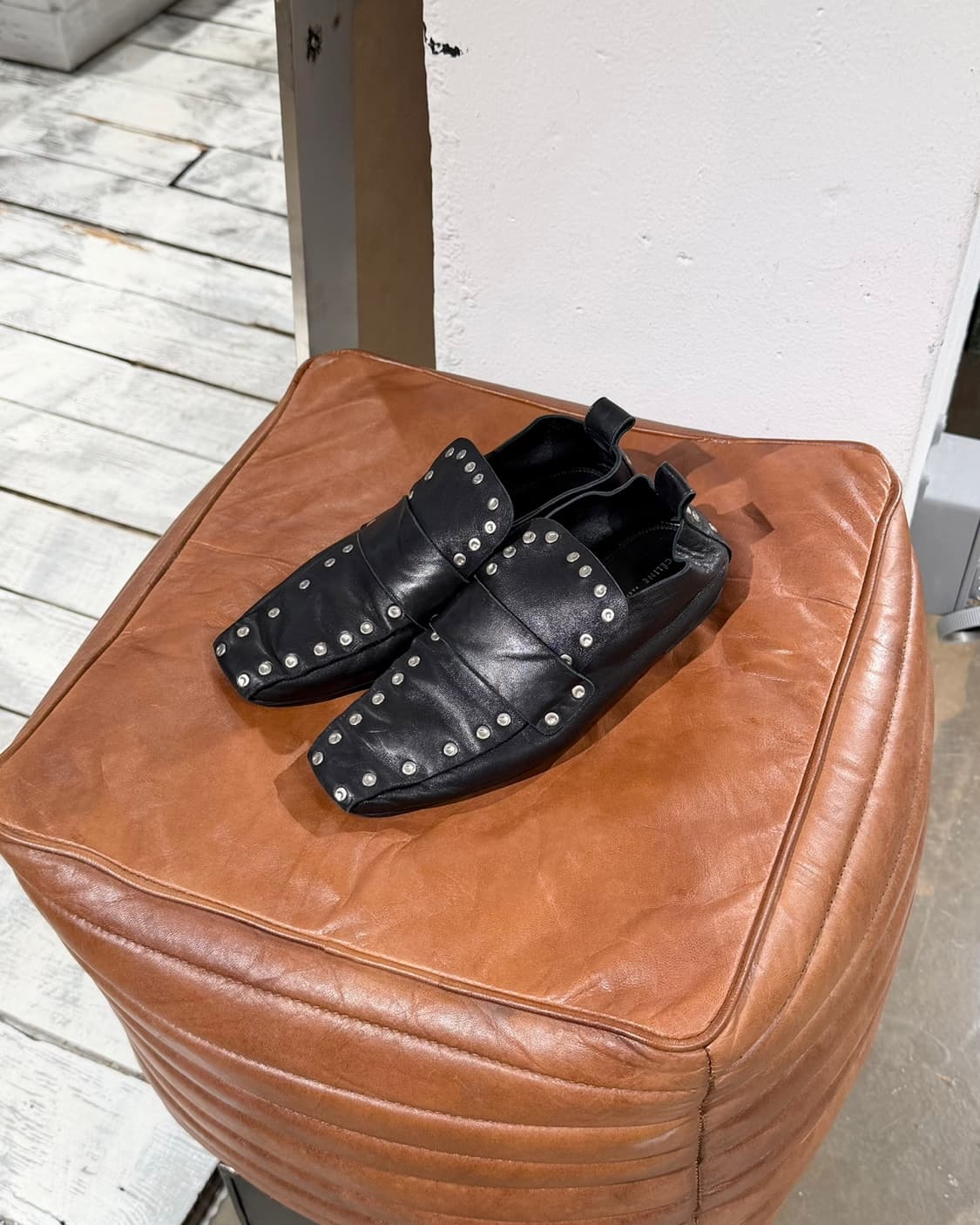 셀린느 블랙 스터드 디테일 램스킨 로퍼 상품이미지1