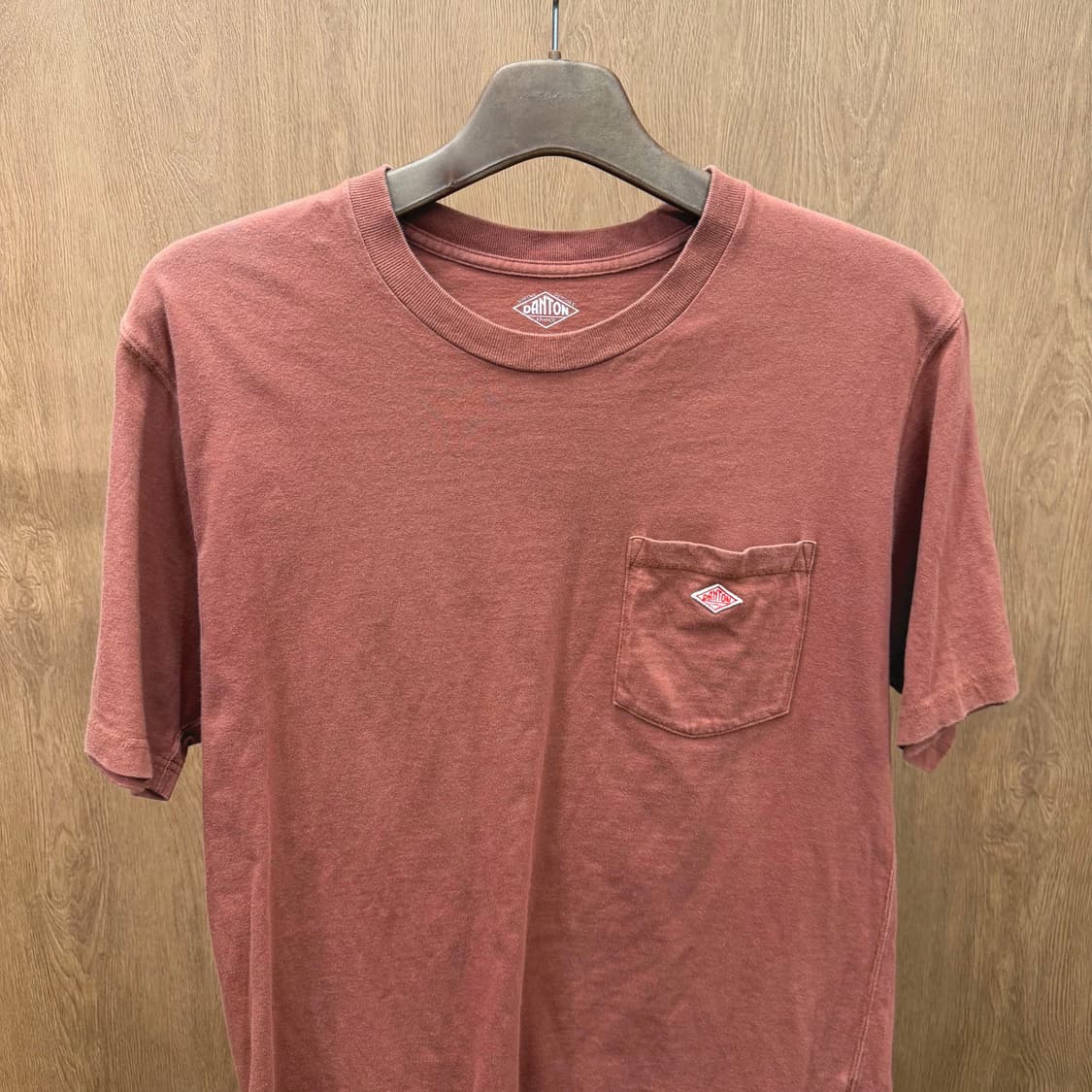 단톤 반팔 티셔츠 라운드넥 로고 자수 싱글 포켓 디테일 와인 브라운 상품이미지4