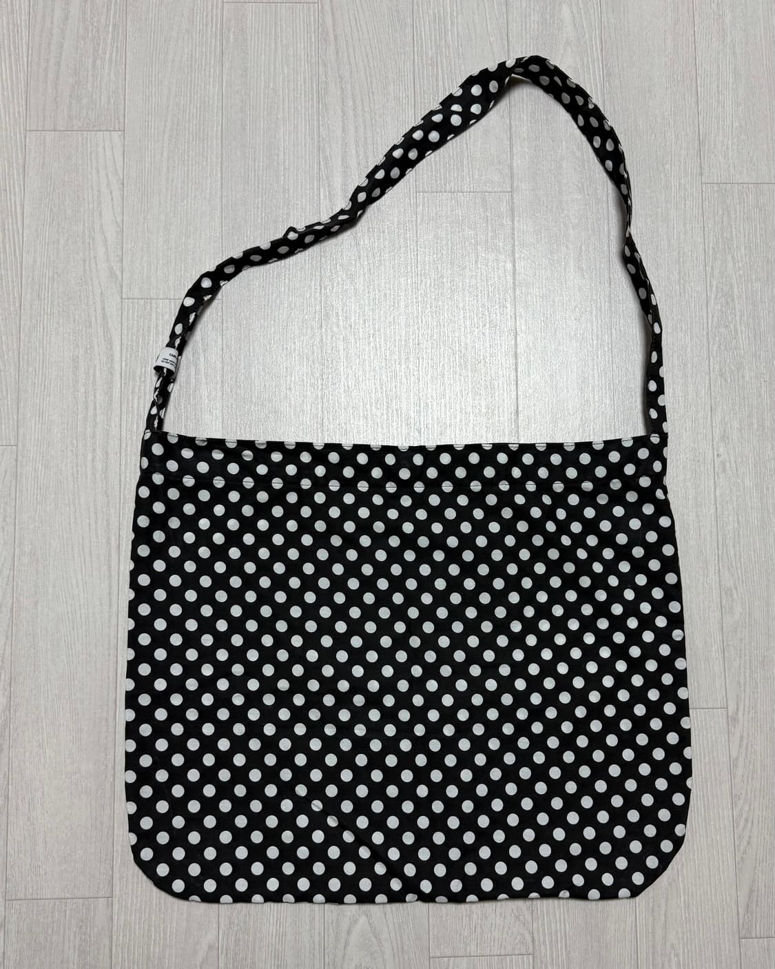 마크니 도트 크로스백 상품이미지2