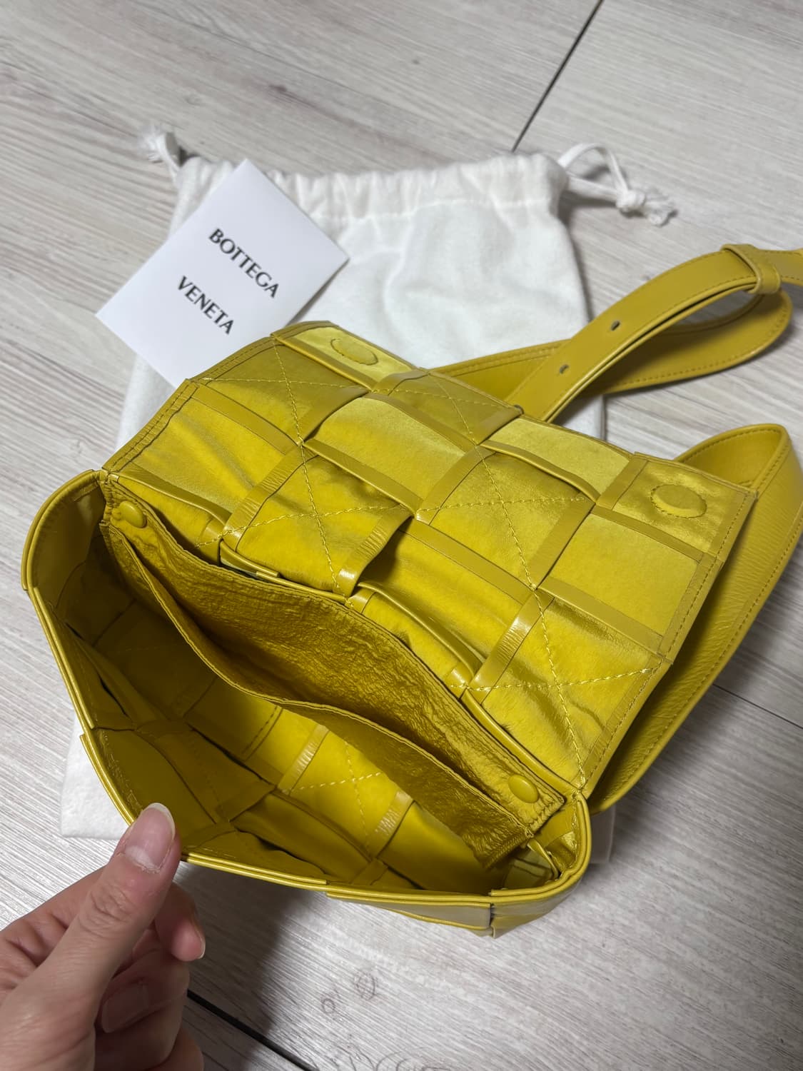 [정품] 보테가베네타 카세트 벨트백 상품이미지2