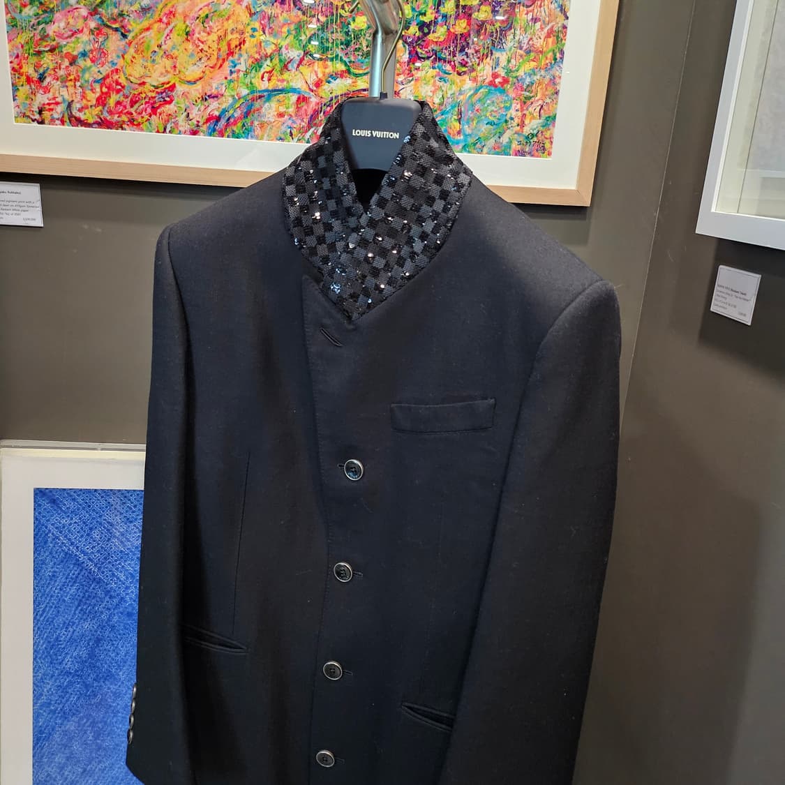 루이비통 퍼렐 엠브로이더드 스탠딩 칼라 싱글 브레스티드 신상 코트 상품이미지3