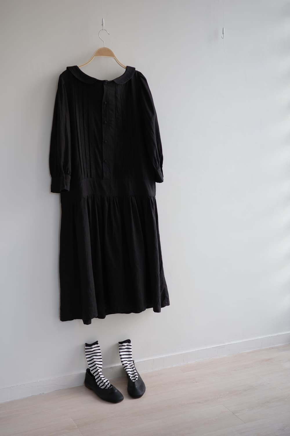 le ciel 
• 블랙 린넨 둥근카라 핀턱 주름 롱 원피스 상품이미지2