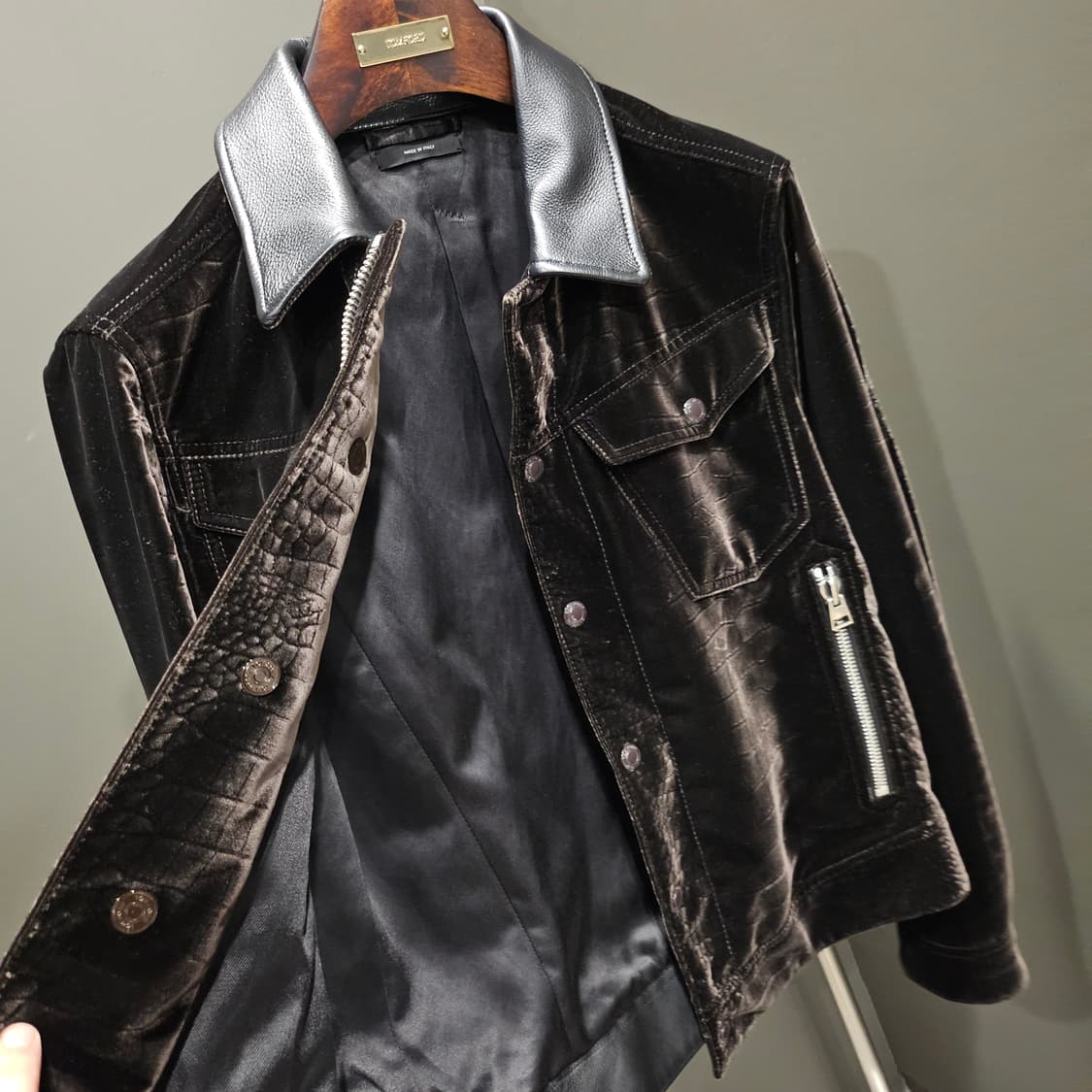 톰포드 크록벨벳 신상 트러커 가죽 카라 자켓 상품이미지8