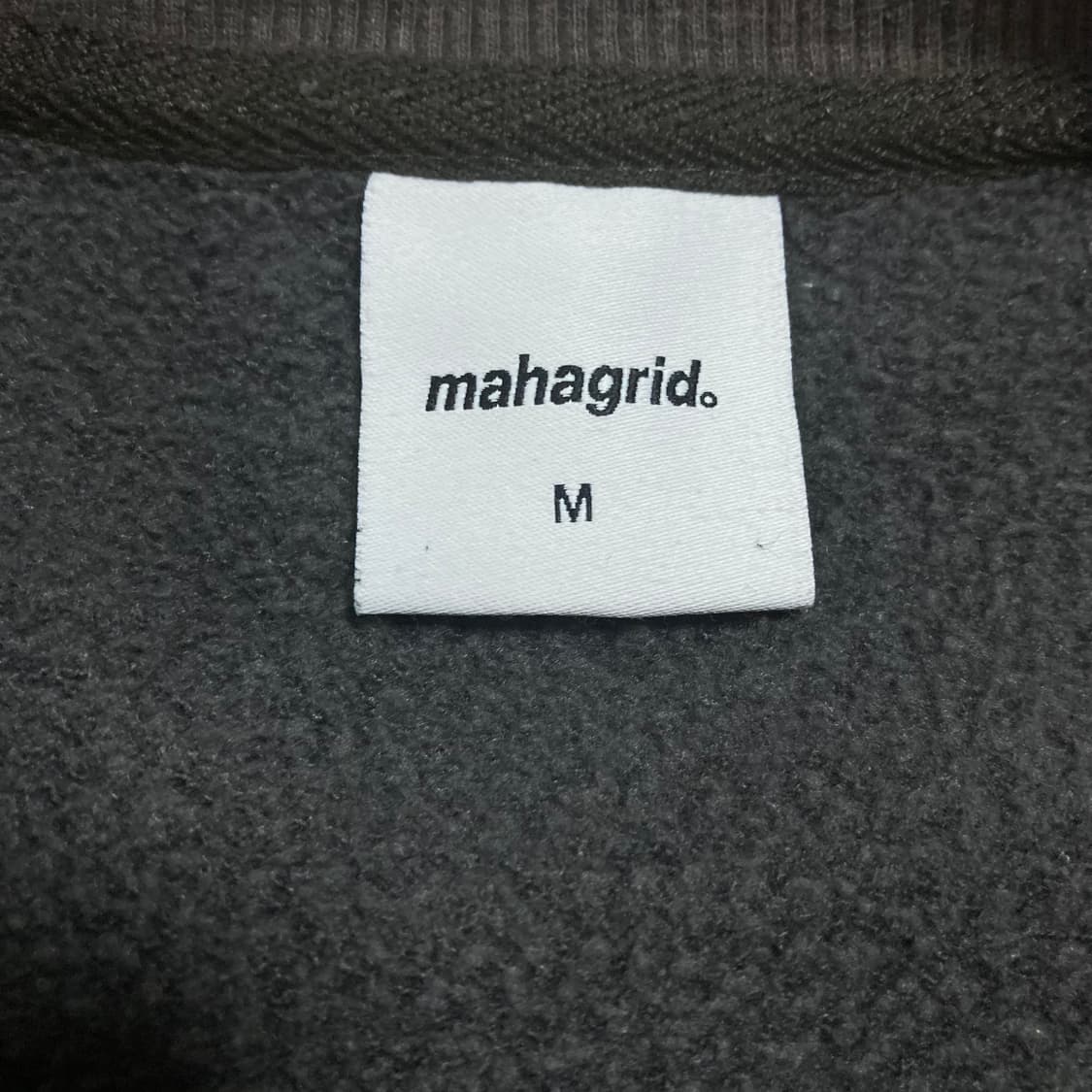 마하그리드 스펠아웃 로고 차콜 맨투맨 상품이미지3
