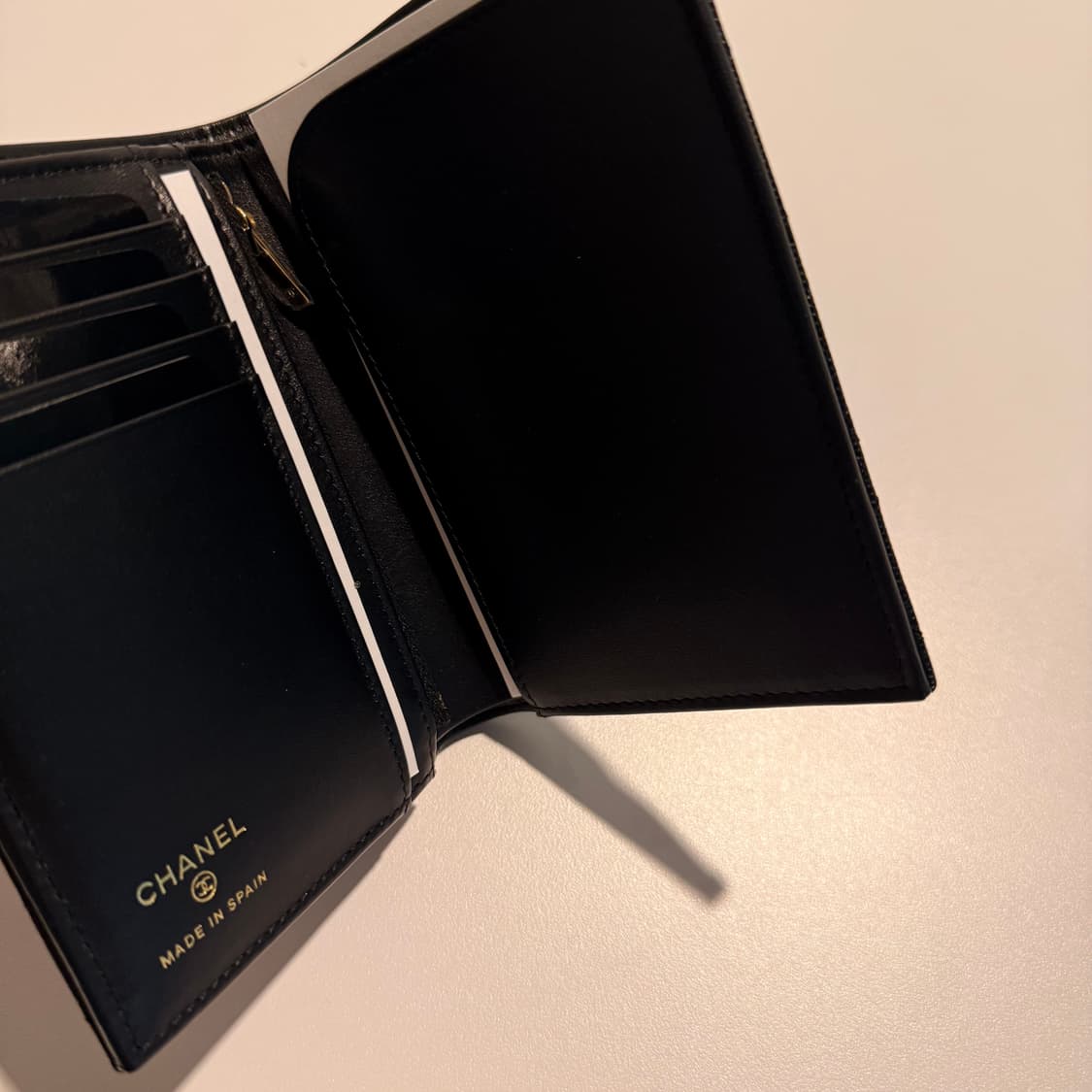 샤넬 골드 로고 캐비어 여권 카드 지갑 블랙 상품이미지4