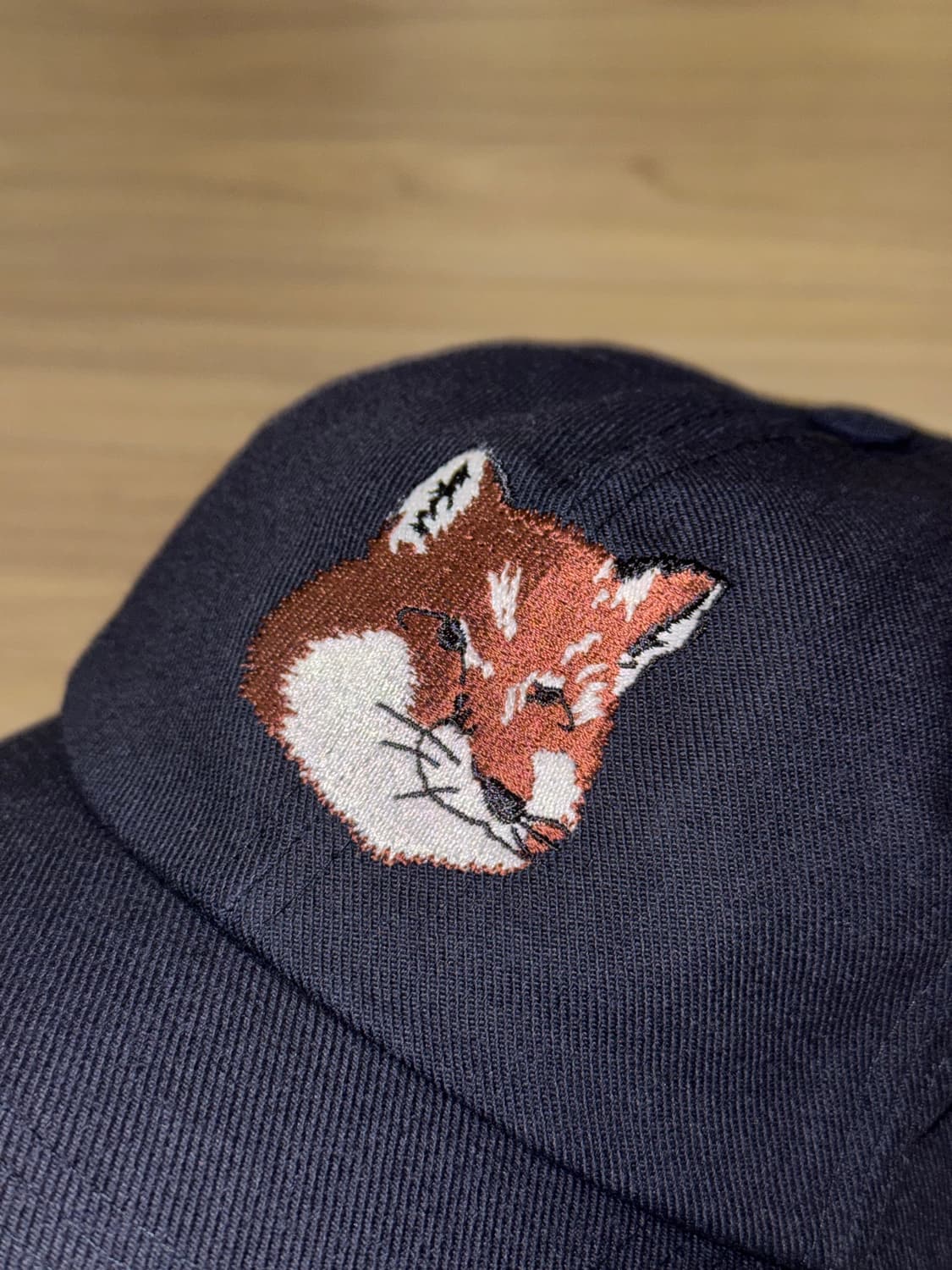 메종 키츠네 Maison Kitsuné 라지 폭스 헤드 볼캡 네이비 OS 상품이미지2