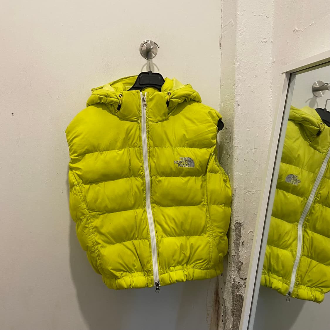 노스페이스 커스텀 형광 패딩조끼 상품이미지2