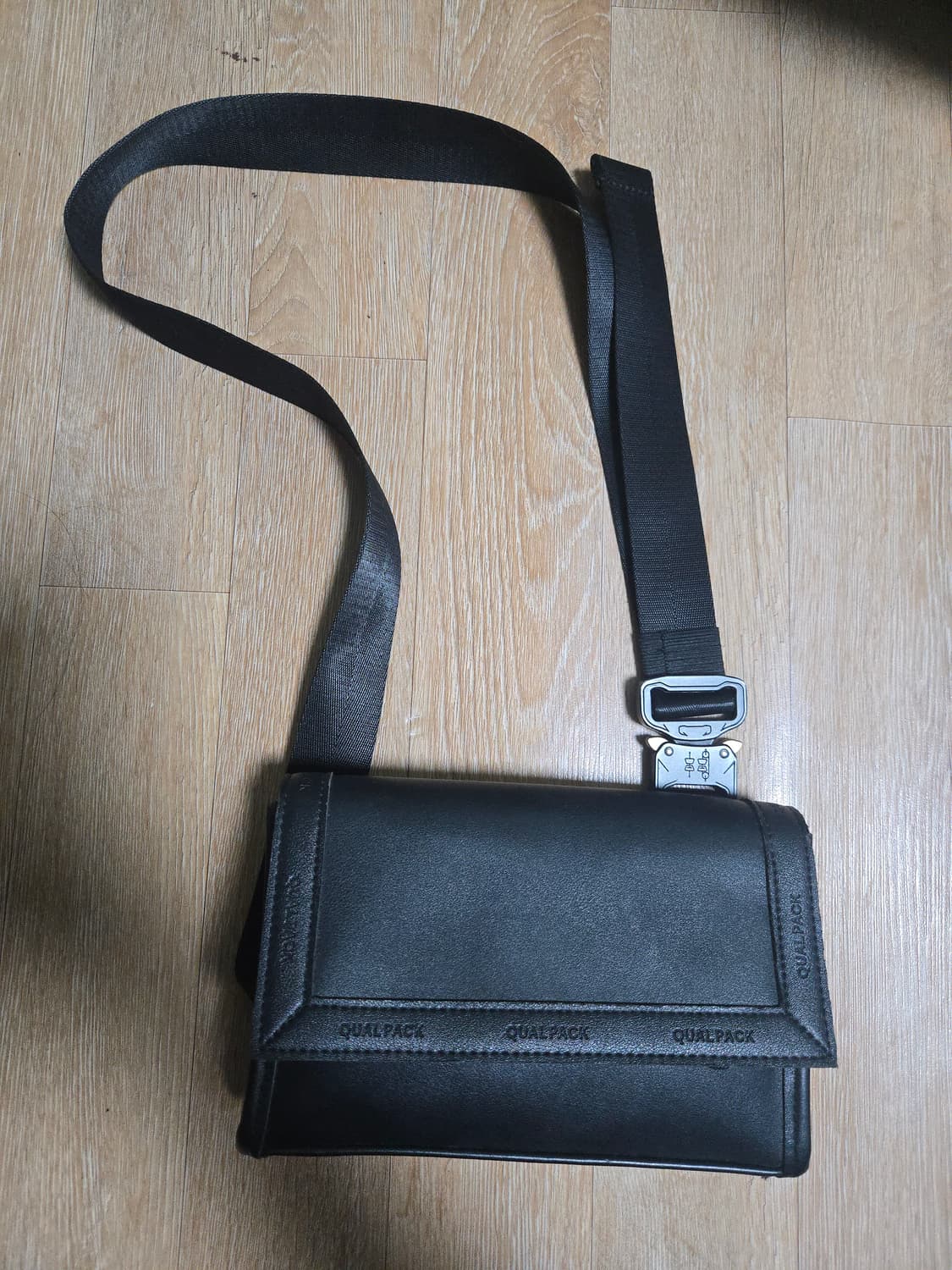 퀄팩 RECT01 비건레더 홀스터백 블랙 상품이미지2
