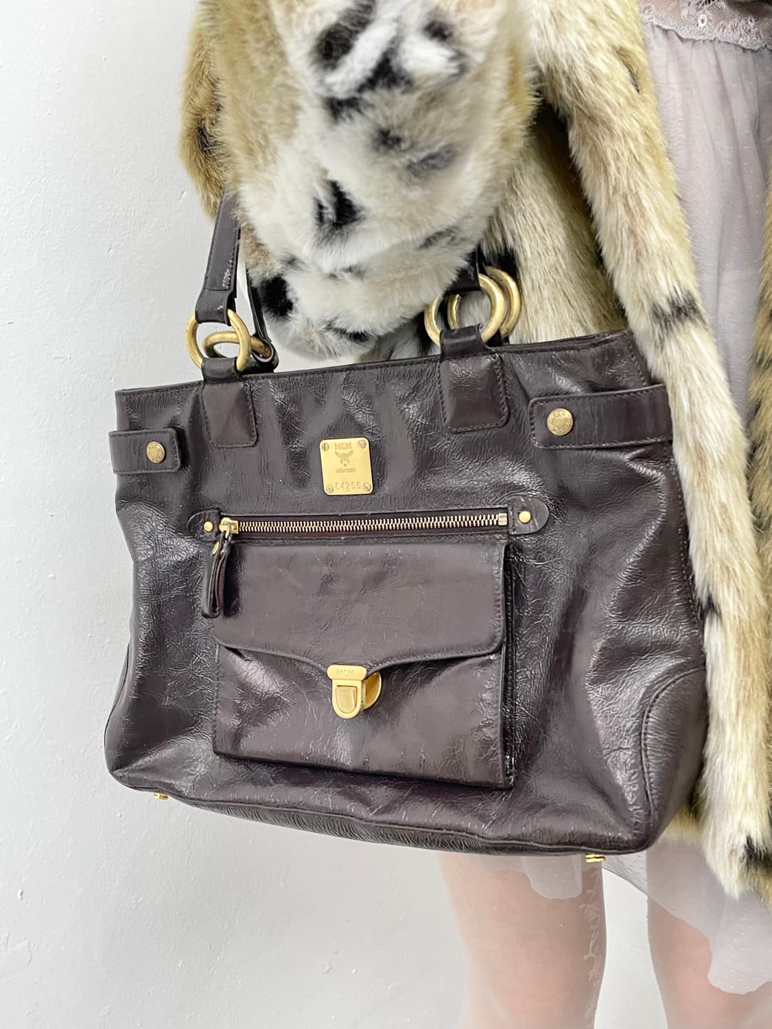 mcm 금장 포켓 숄더백 상품이미지5