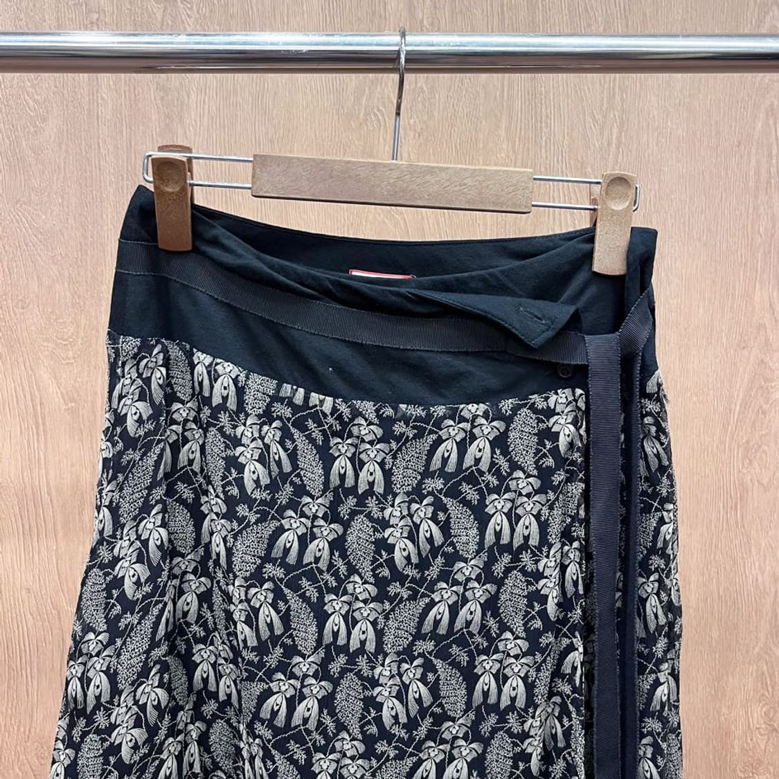 막스앤코 랩 스커트 레이스 포인트 리프 패턴 디테일 A라인 블랙 상품이미지4