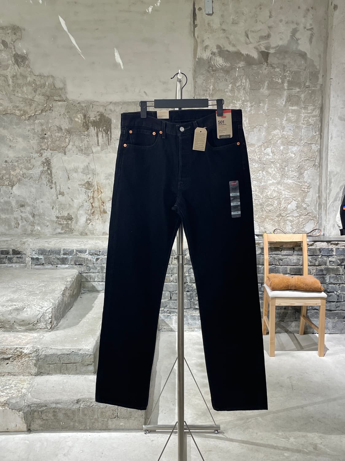 리바이스 501 레드탭 블랙 버튼 플라이 데님 팬츠 상품이미지1