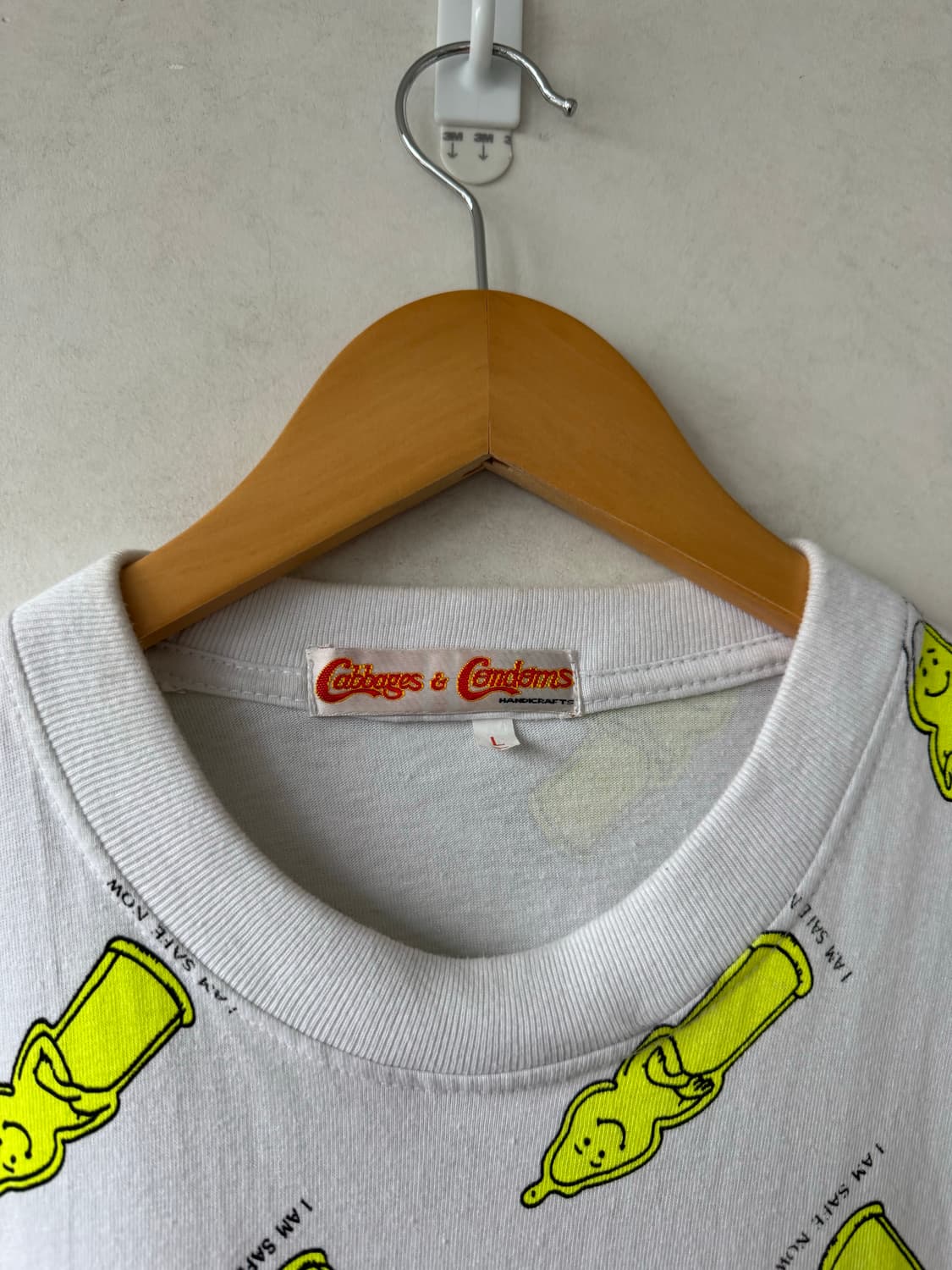 Cabbages & Condoms 티셔츠 상품이미지3