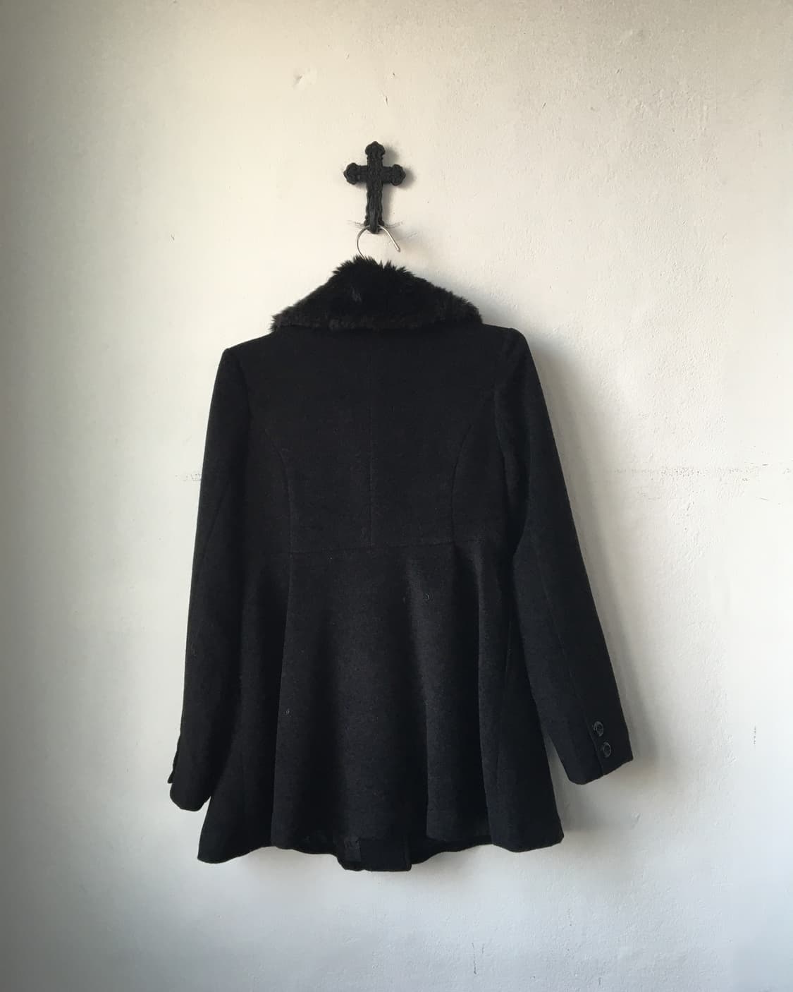 Fake fur collar point coat 상품이미지3