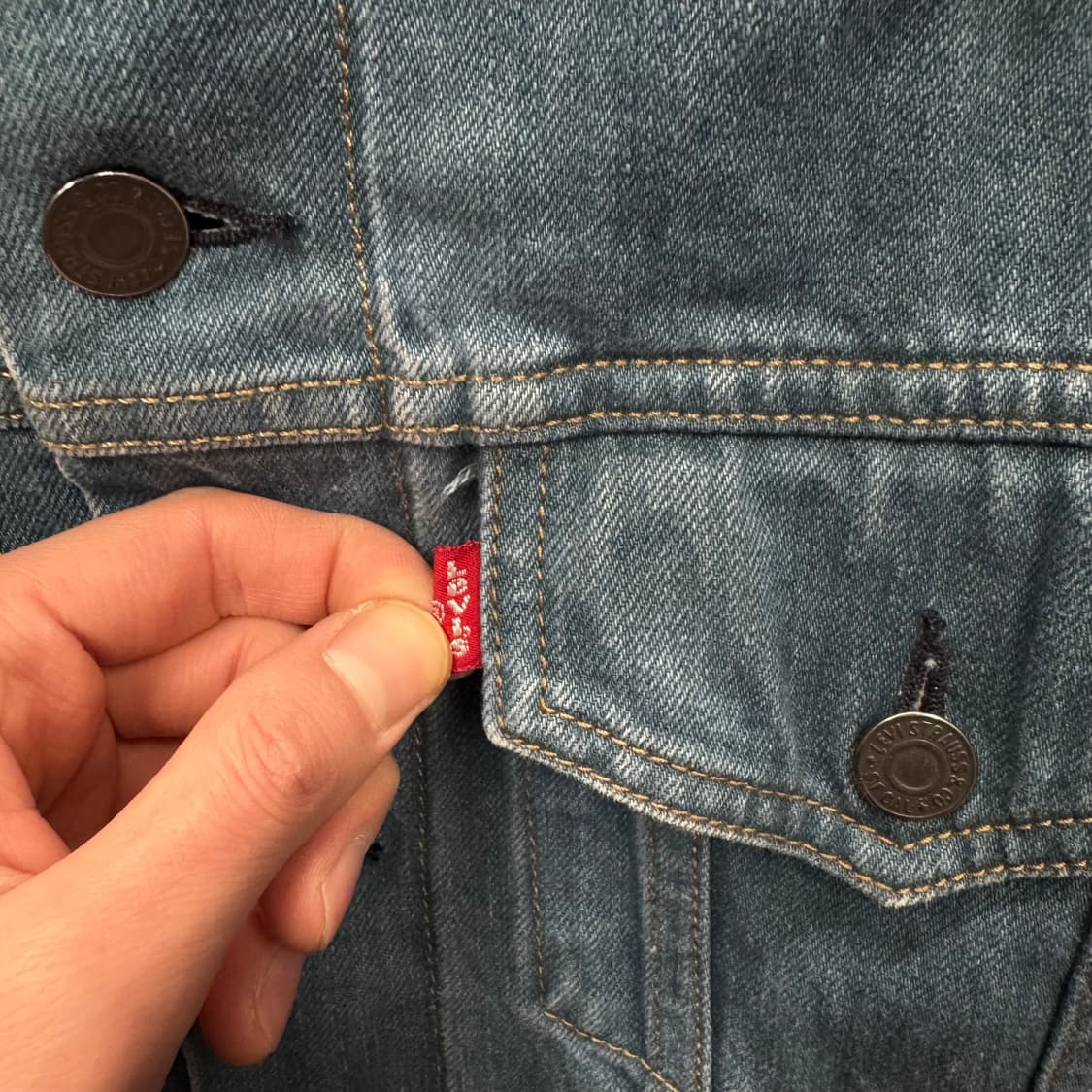 리바이스 데님 트러커 자켓 전면 투포켓 포인트 중청 워시드블루 상품이미지5