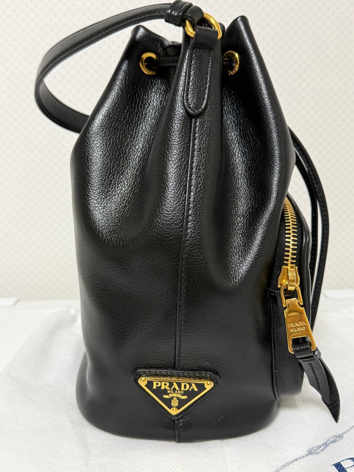 프라다 가죽 버킷 백 상품이미지7
