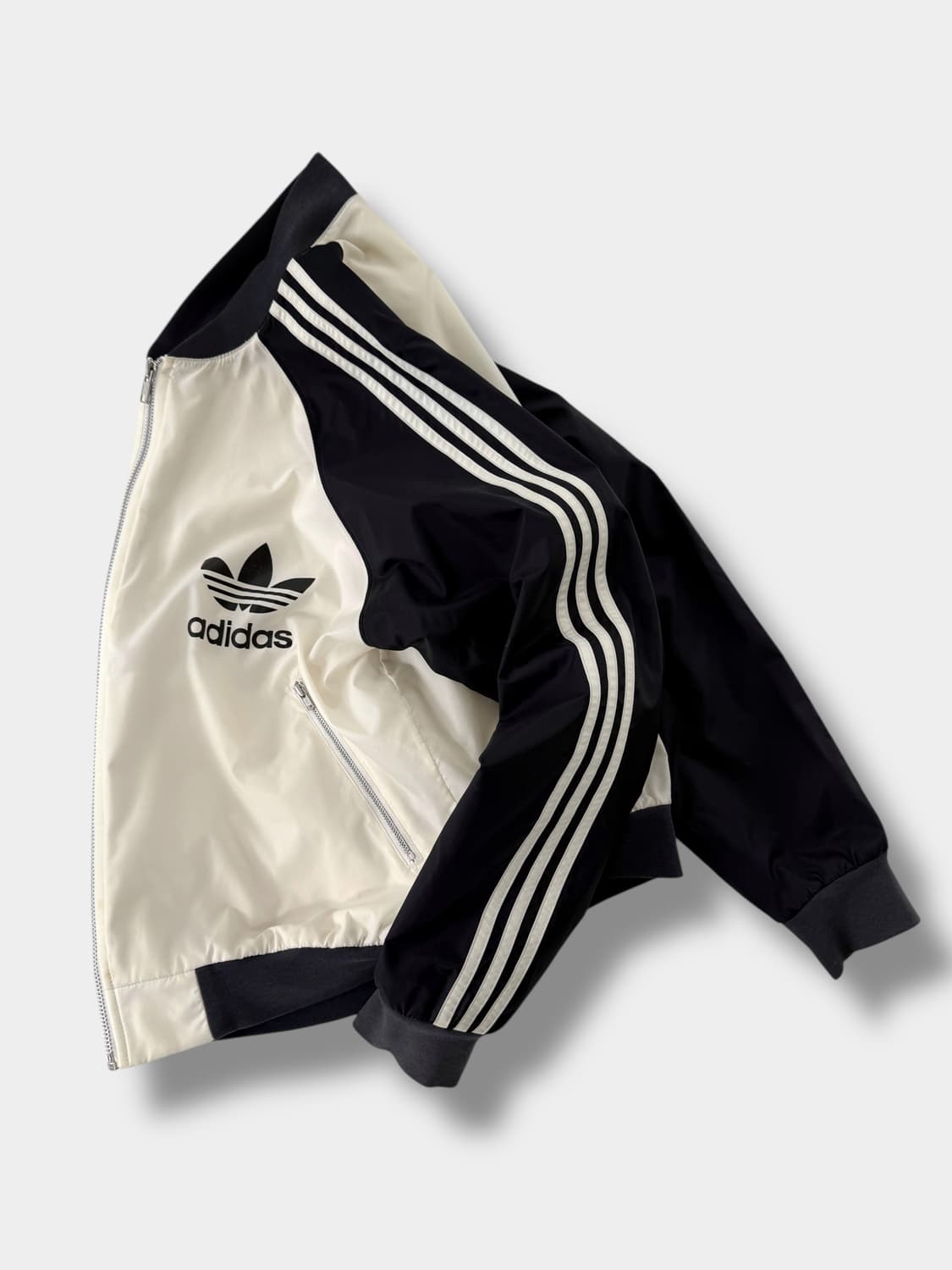 아디다스 루즈핏 흰 검 배색 유로파 로고 나일론 봄버 자켓 상품이미지2