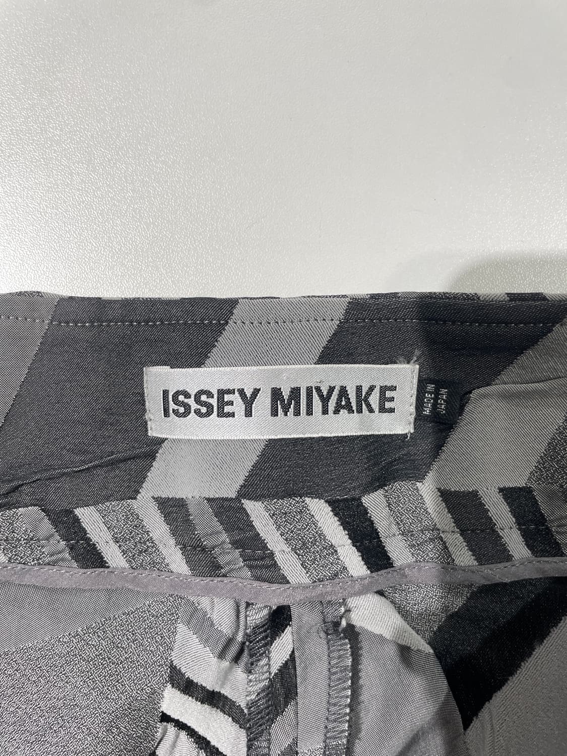 이세이 미야케 그레이 슬래시 나일론 팬츠 상품이미지7