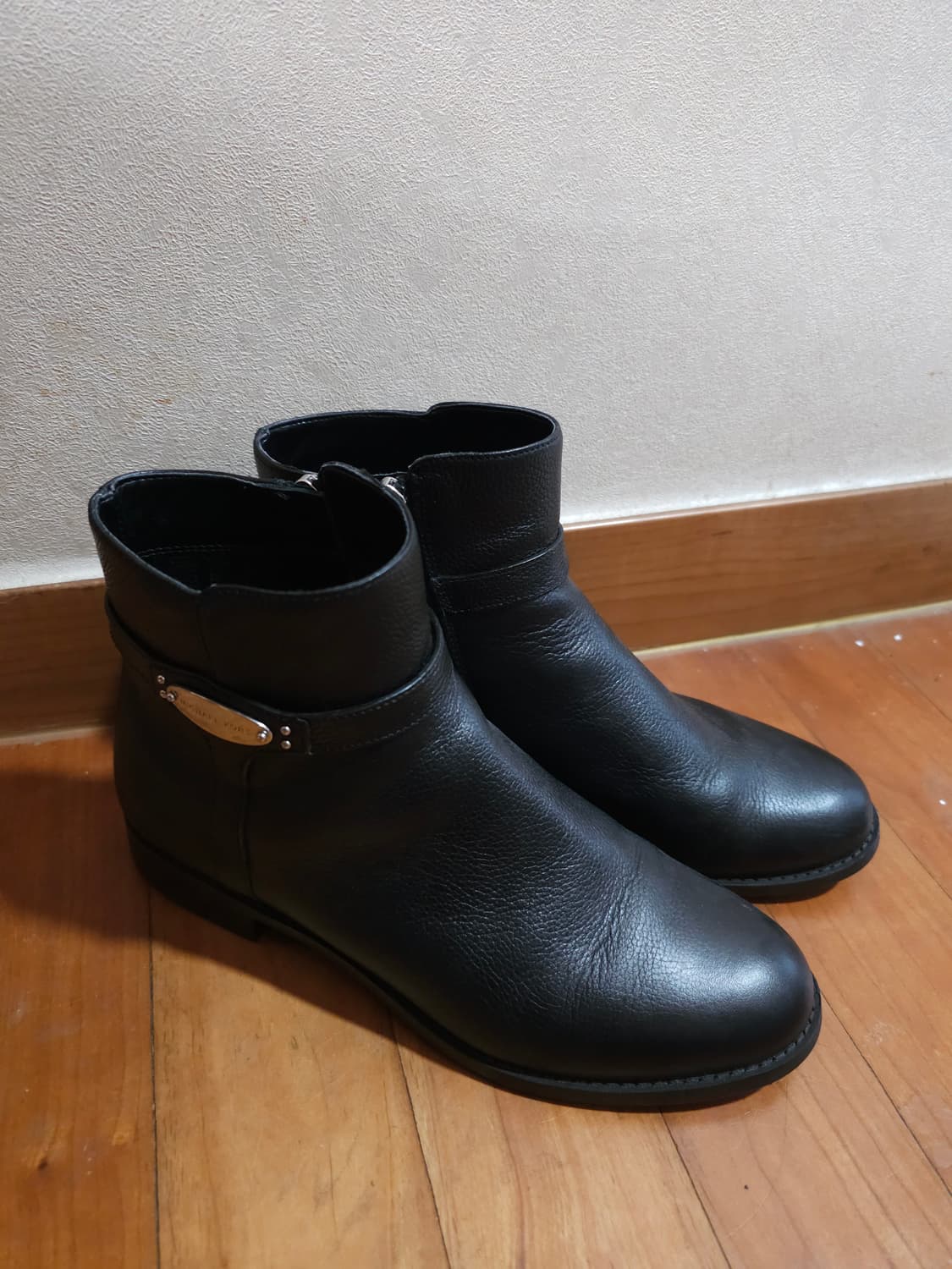 마이클코어스 블랙 앵클 부츠 상품이미지1