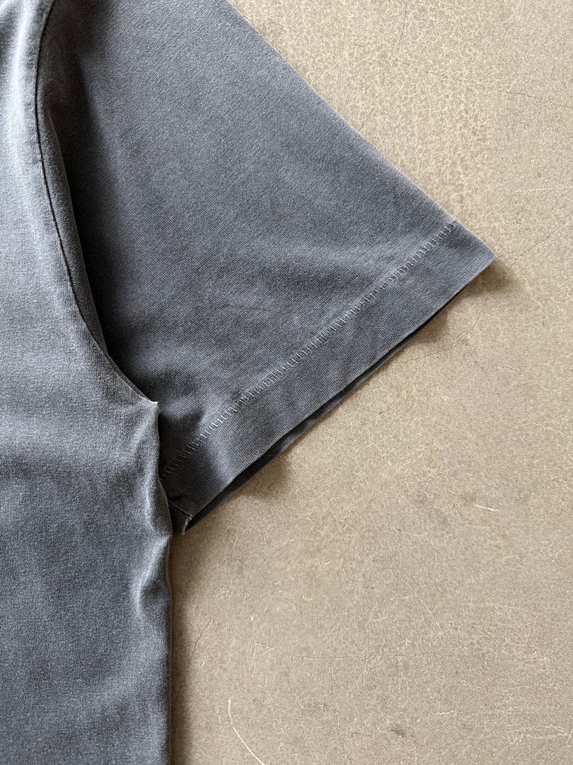 Levi’s Distressed Cut Neck Faded Tee 상품이미지3