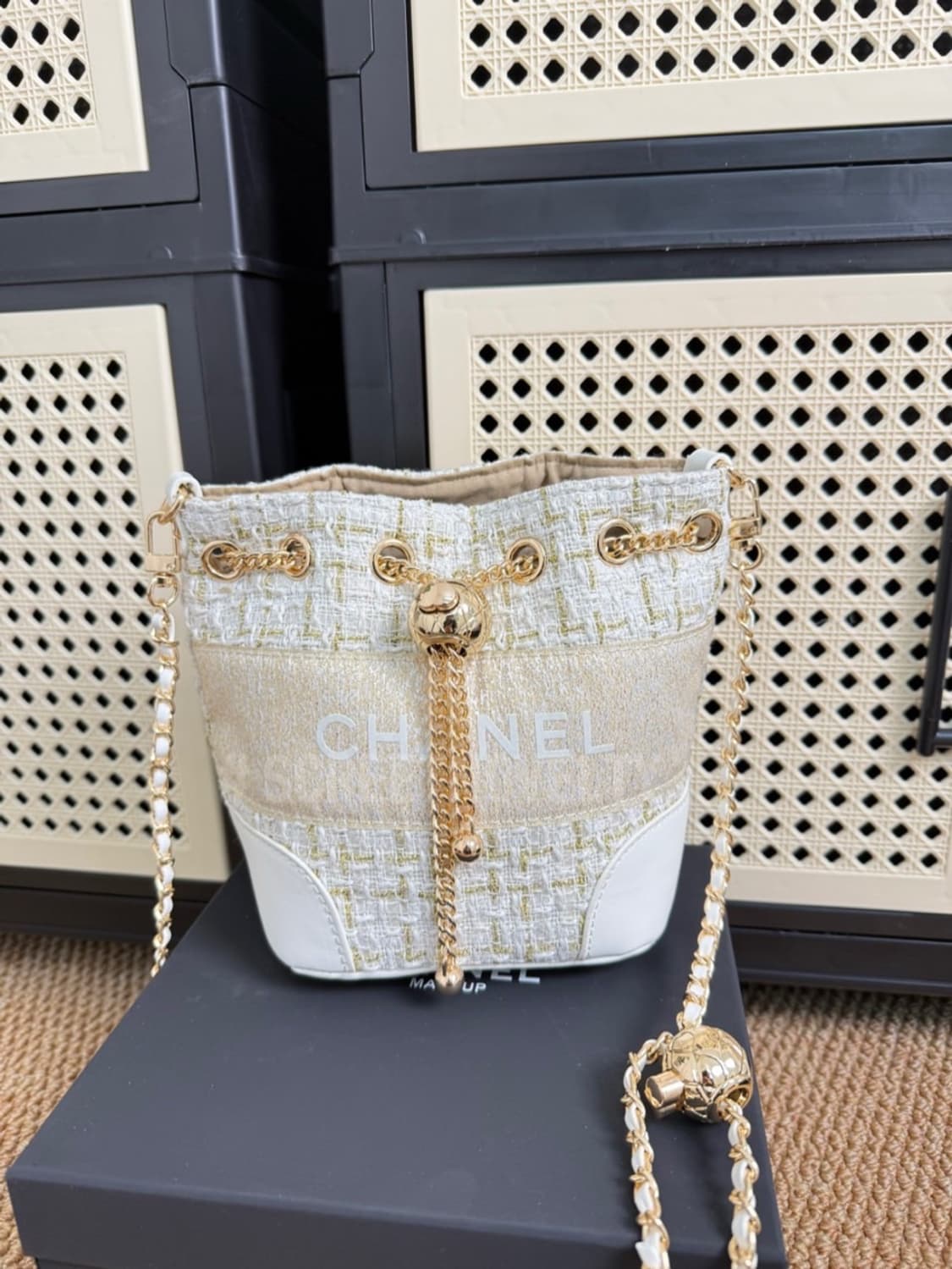 샤넬 홀리데이 화이트 트위드 골드 버킷백 무료배송 상품이미지5