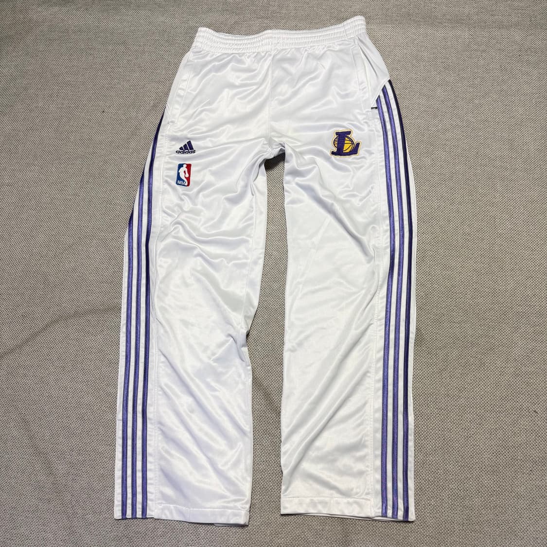 아디다스 x NBA LA레이커스 사이드 풀 버튼 트레이닝 팬츠 상품이미지1