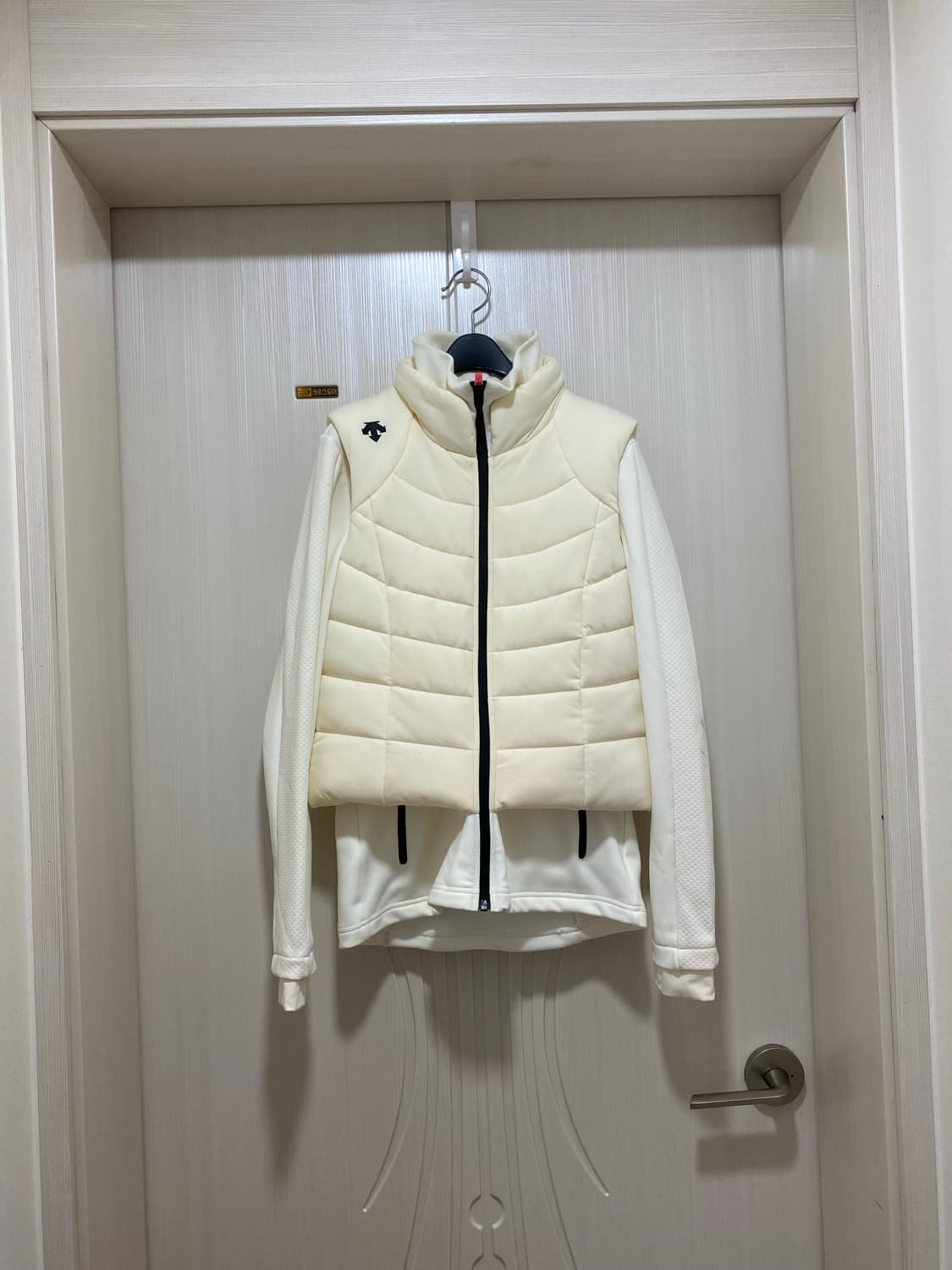 데상트 화이트 러닝 패딩 집업 36 상품이미지1