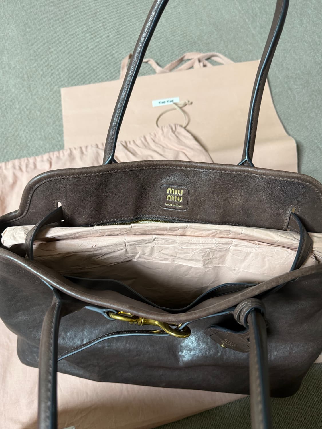 미우미우 아방뛰르 나파 가죽 백 미디엄 브라운 상품이미지6