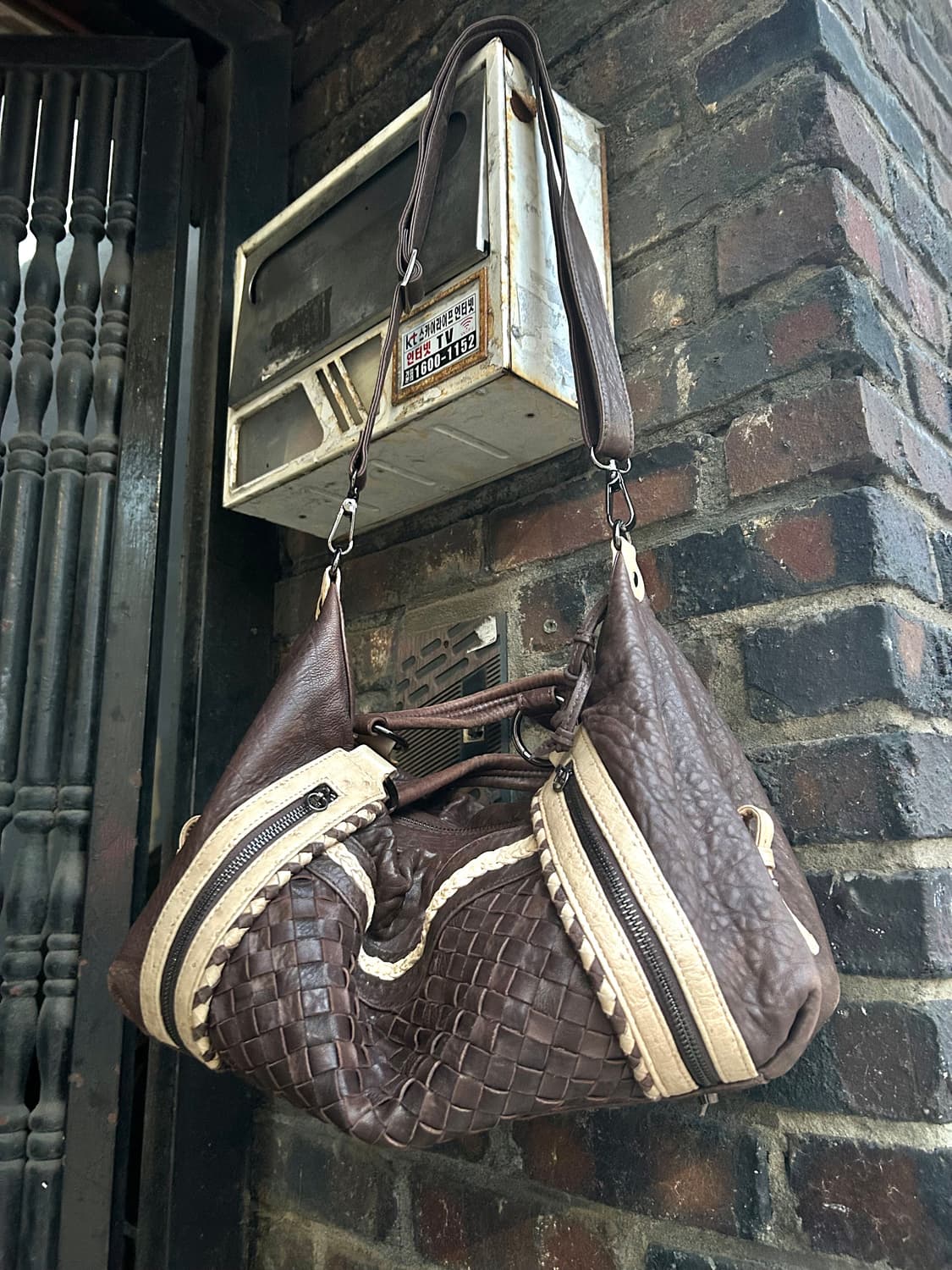 rare design 2000s JPN 라떼갸루 브라운 레더 크로스백 상품이미지1