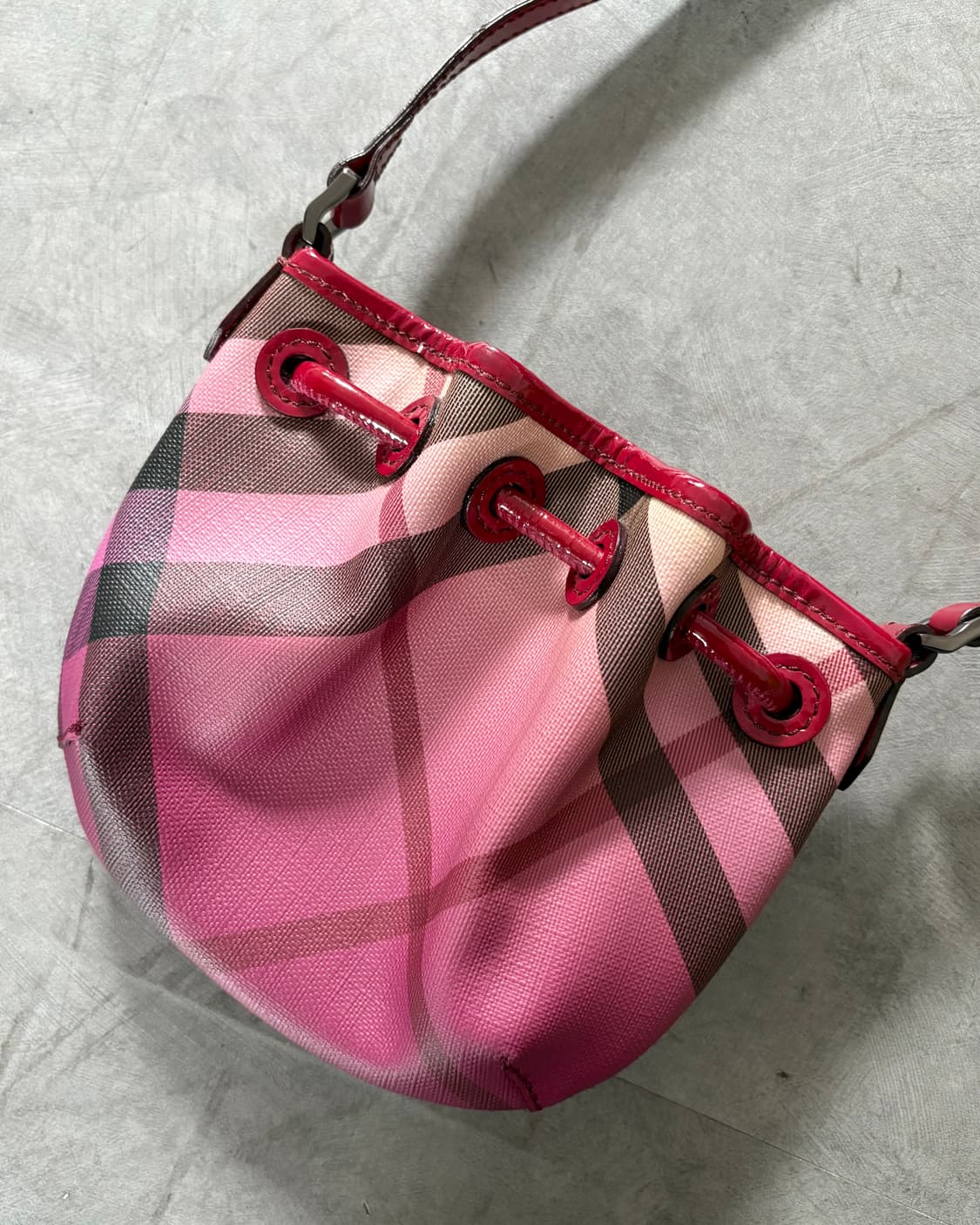 Burberry 버버리 레드 애나멜 체크 복조리 크로스백 상품이미지3
