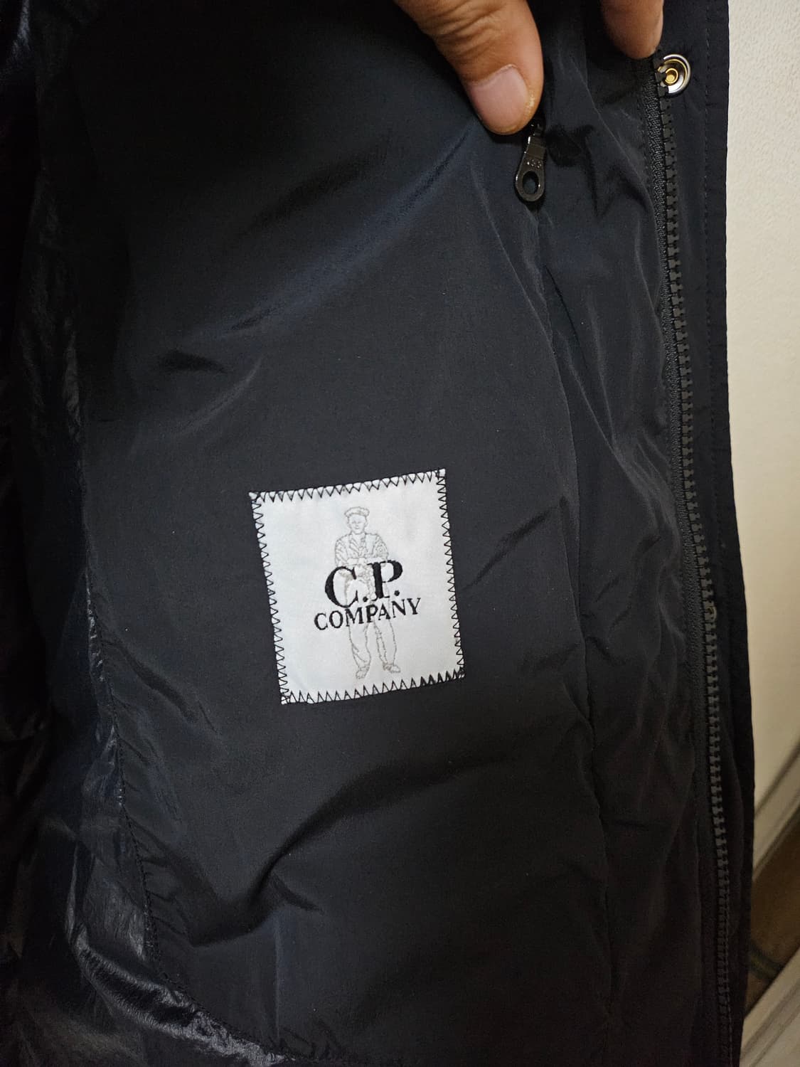 CP컴퍼니 23fw 롱패딩 블랙 상품이미지7